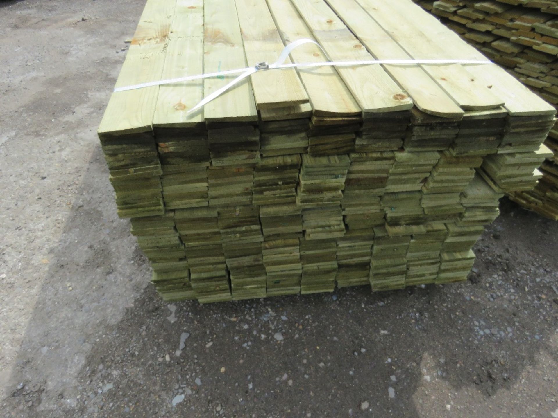 LARGE PACK OF FEATHER EDGE CLADDING TIMBER 1.65METRES LENGTH X 10CM WIDE - Image 3 of 3