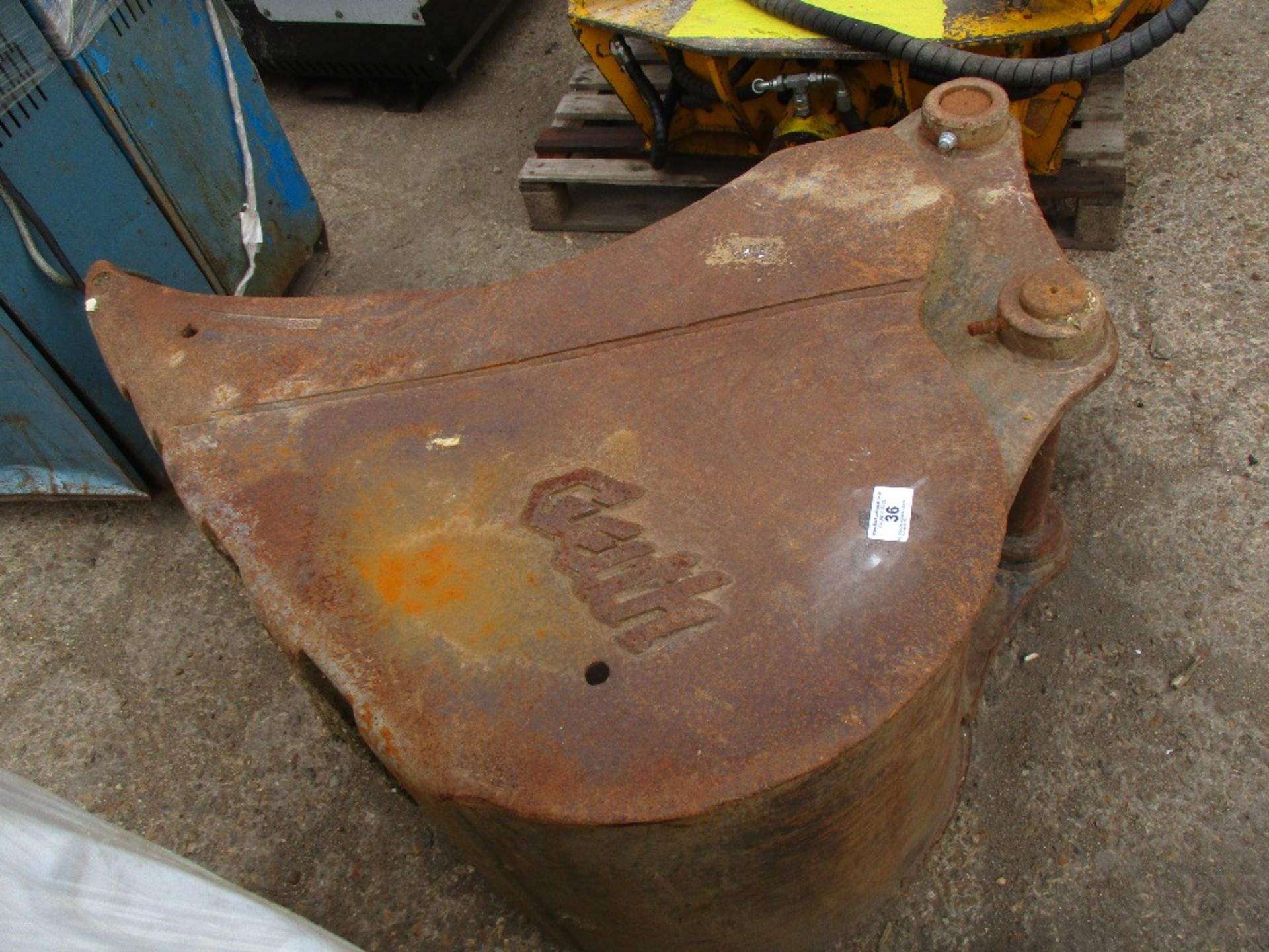 Geith 2ft toothed excavator bucket on 70mm pins, previously used on 18tonne Hyundai machine - Image 2 of 2