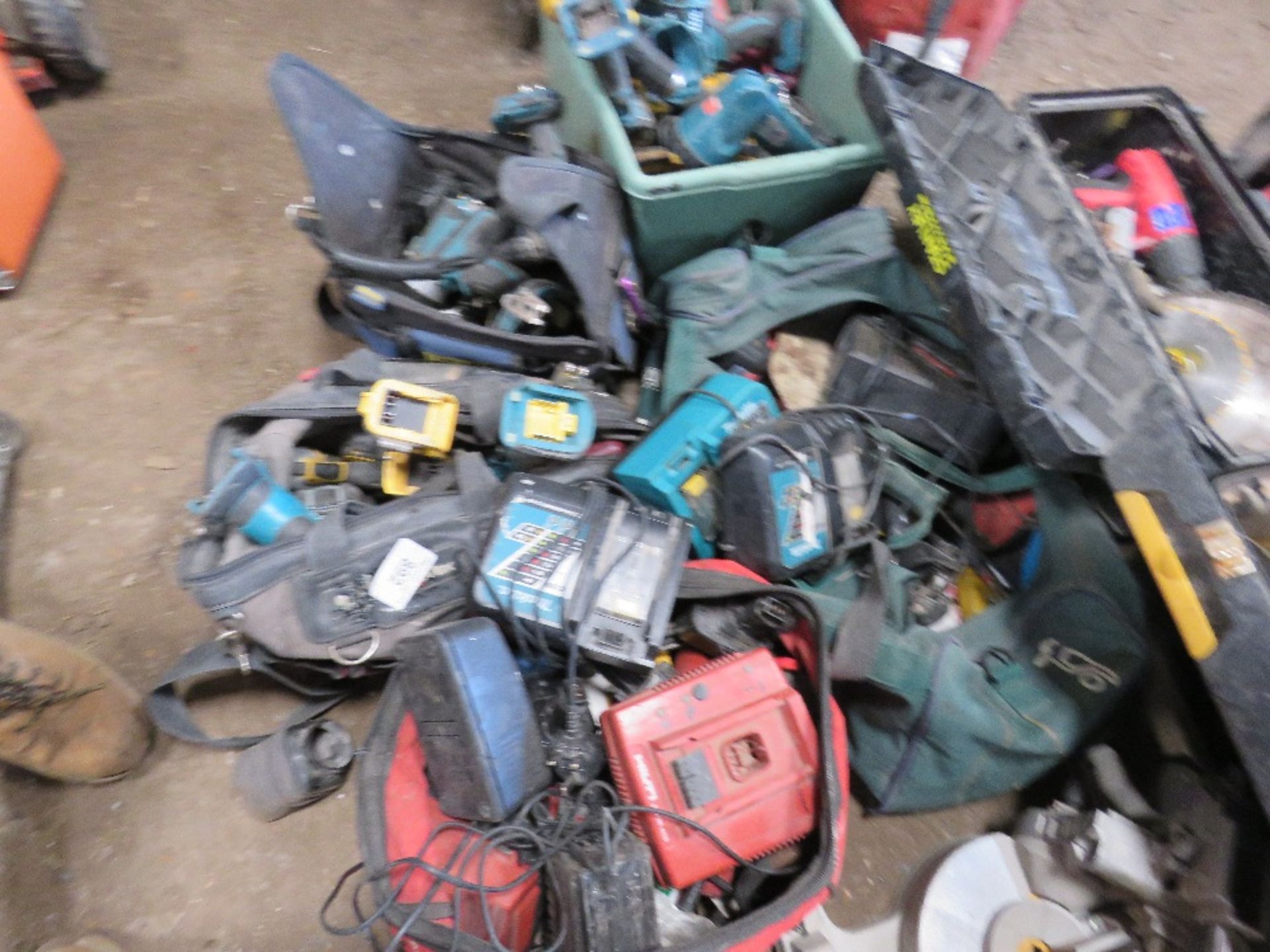 5 X BAGS OF ASSORTED POWER AND BATTERY TOOLS - Image 3 of 3