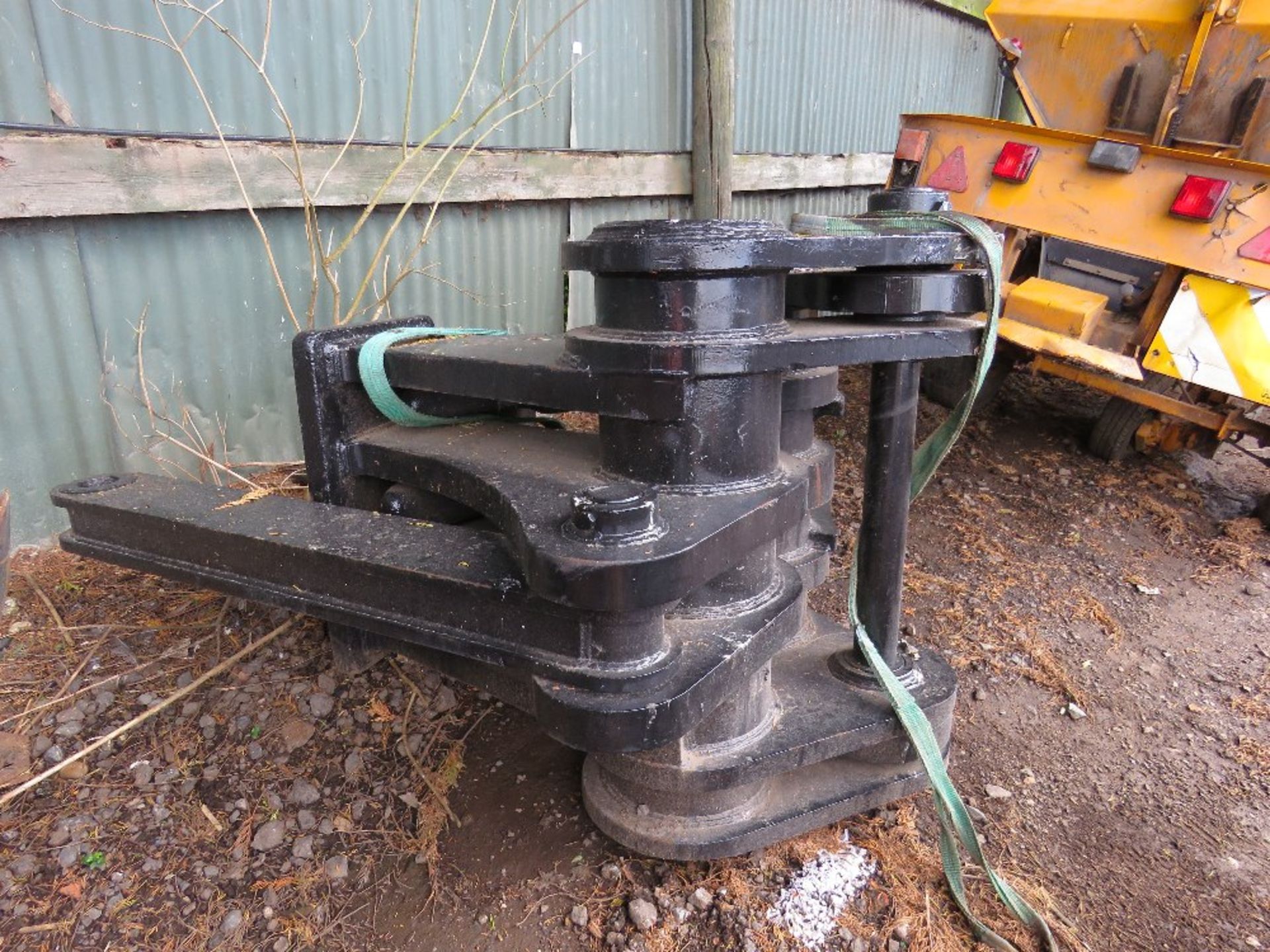 Large sized concrete muncher jaws on 90mm pins - Image 3 of 3