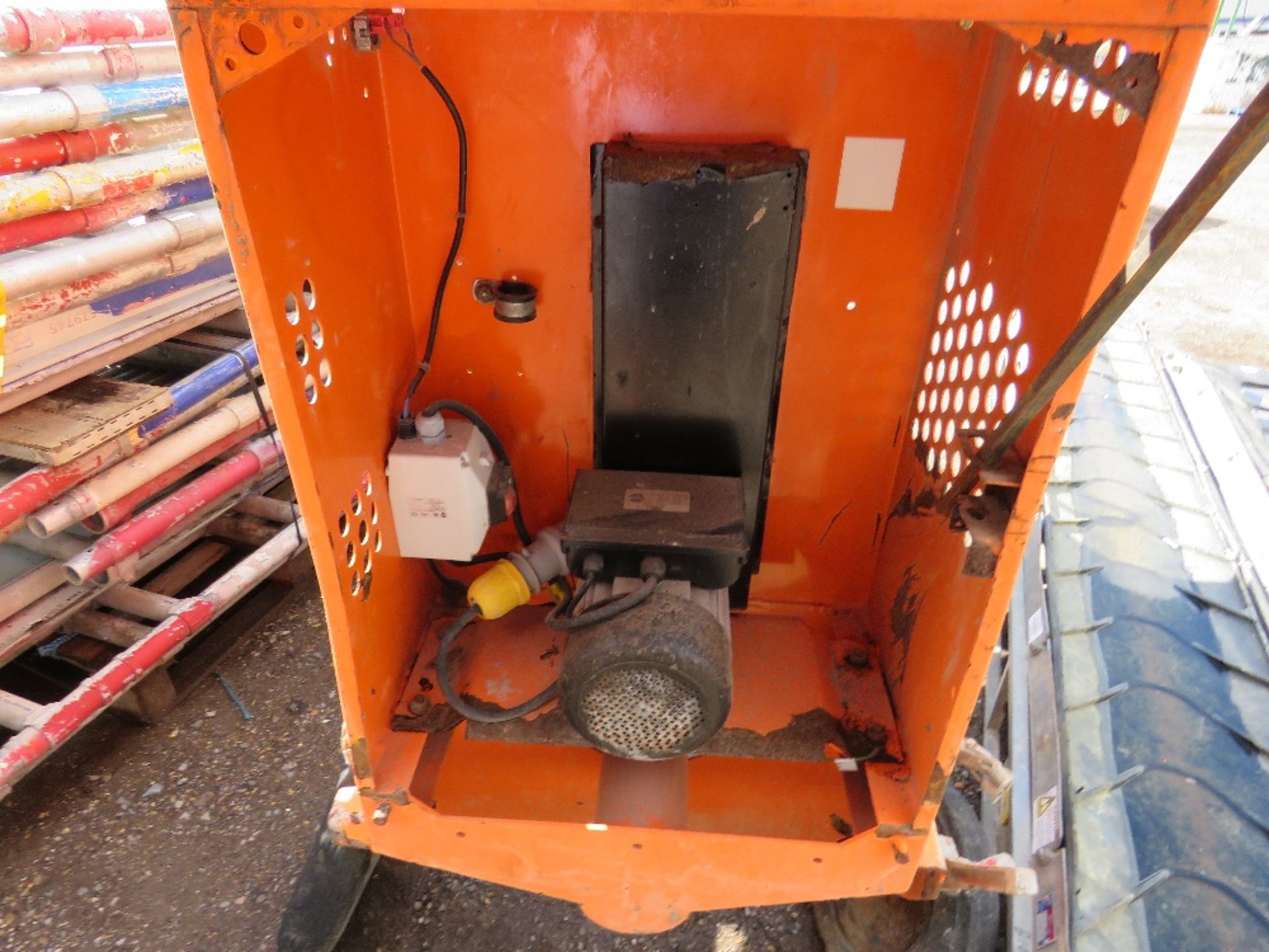 110 VOLT BELLE SITE MIXER. WHEN TESTED WAS SEEN TO RUN AND MIX - Image 3 of 3