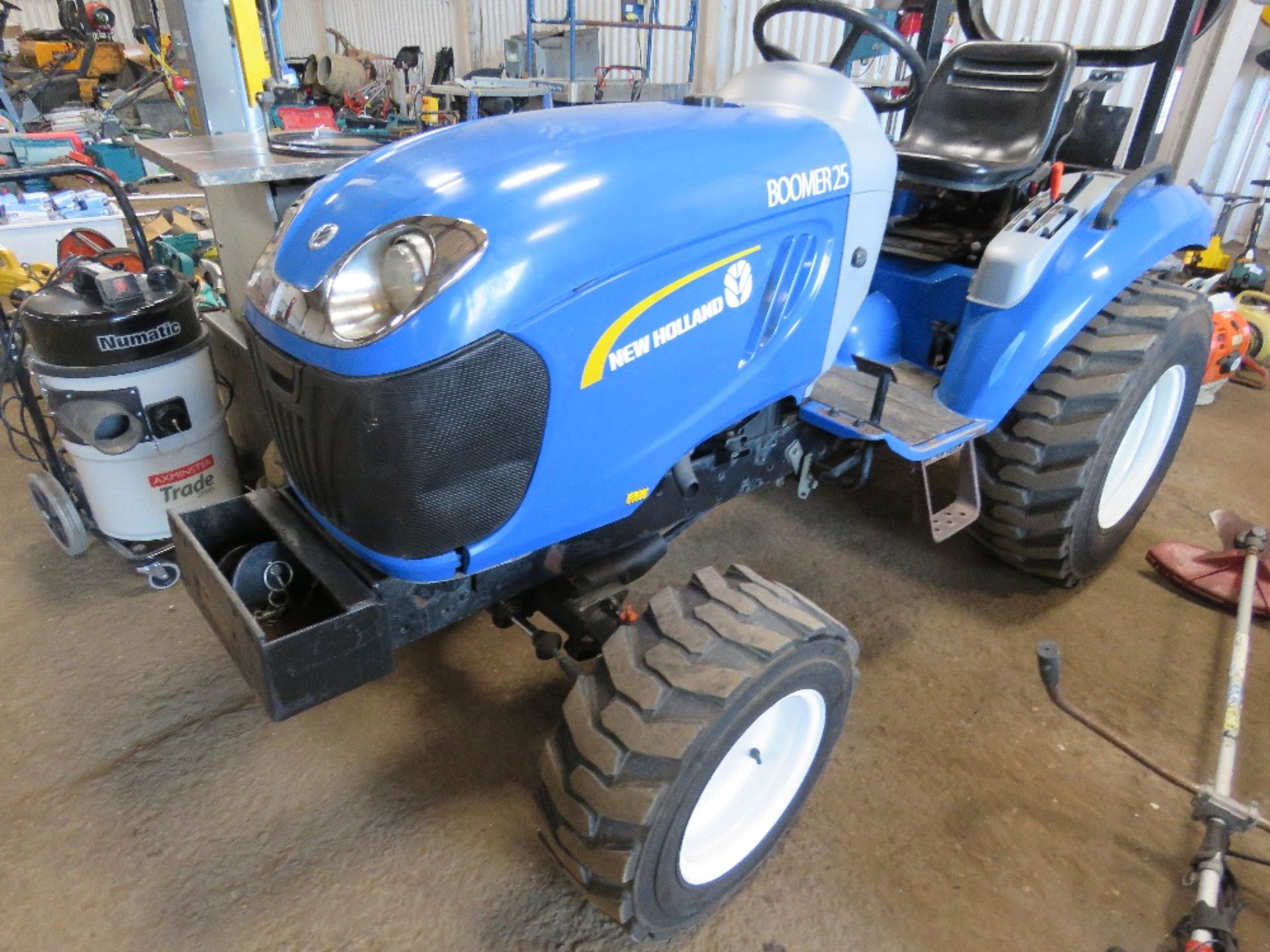 NEW HOLLAND BOOMER 25HP TRACTOR WITH 4WD. YEAR 2015 REGISTERED. REG:AY15 AAF WITH V5, 1044 REC HRS.