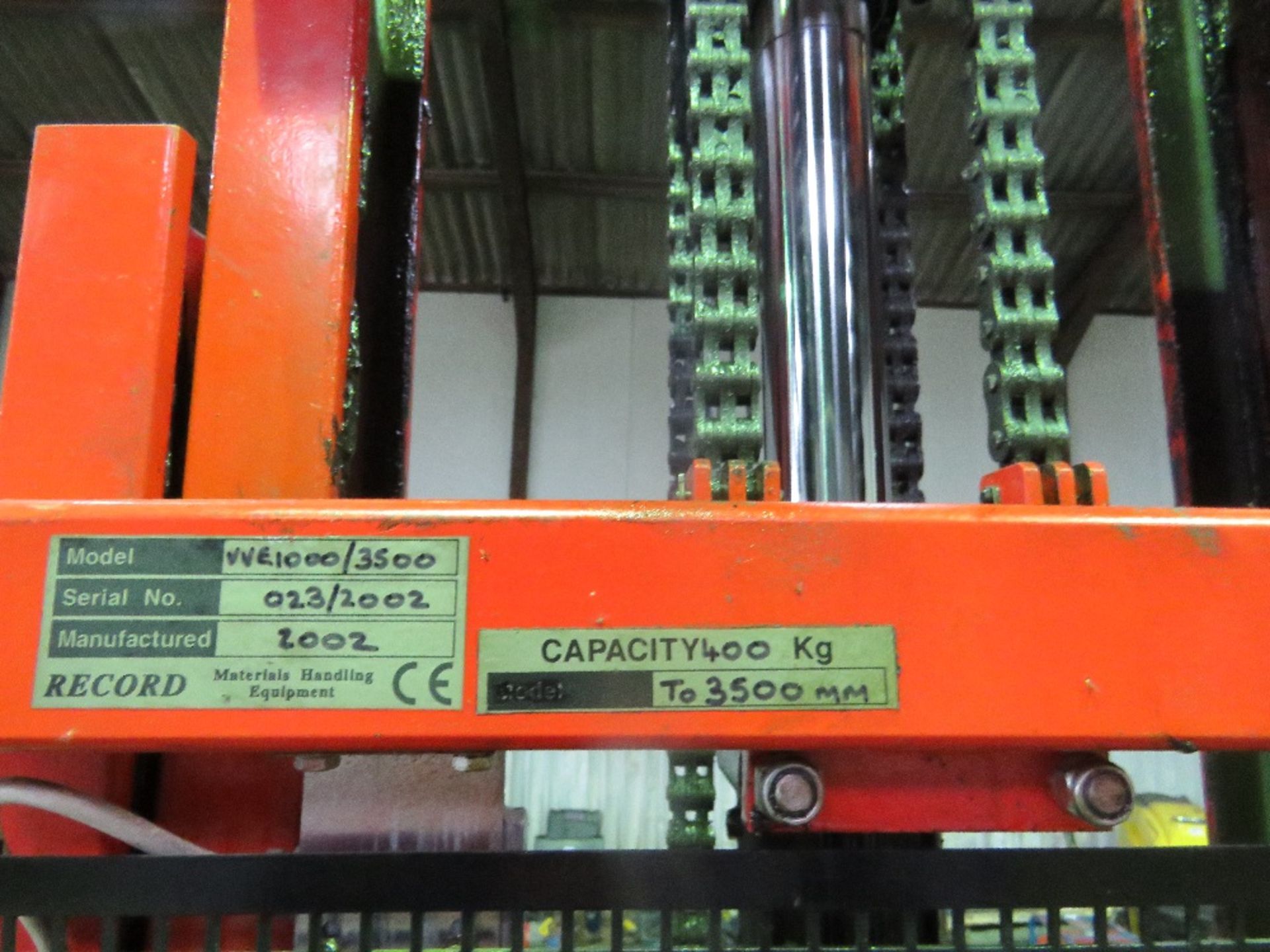 RECORD VVE1000 MANUAL MOVE BATTERY POWERED FORKLIFT UNIT, 400KG RATED. WHEN TESTED WAS SEEN TO LIFT - Image 2 of 7