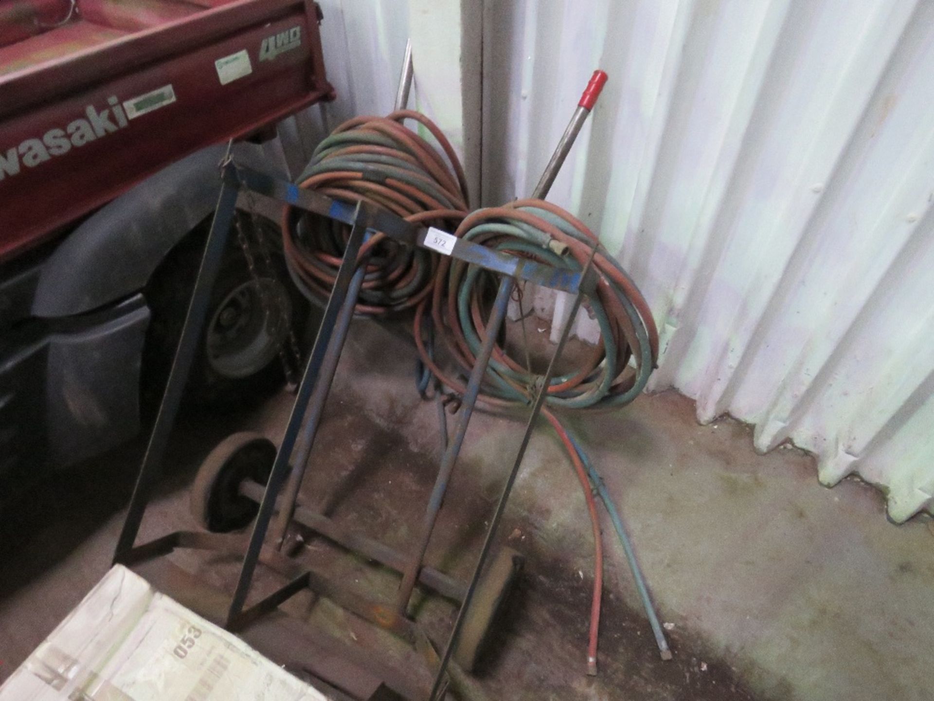 WELDING TROLLEY WITH AIR HOSES