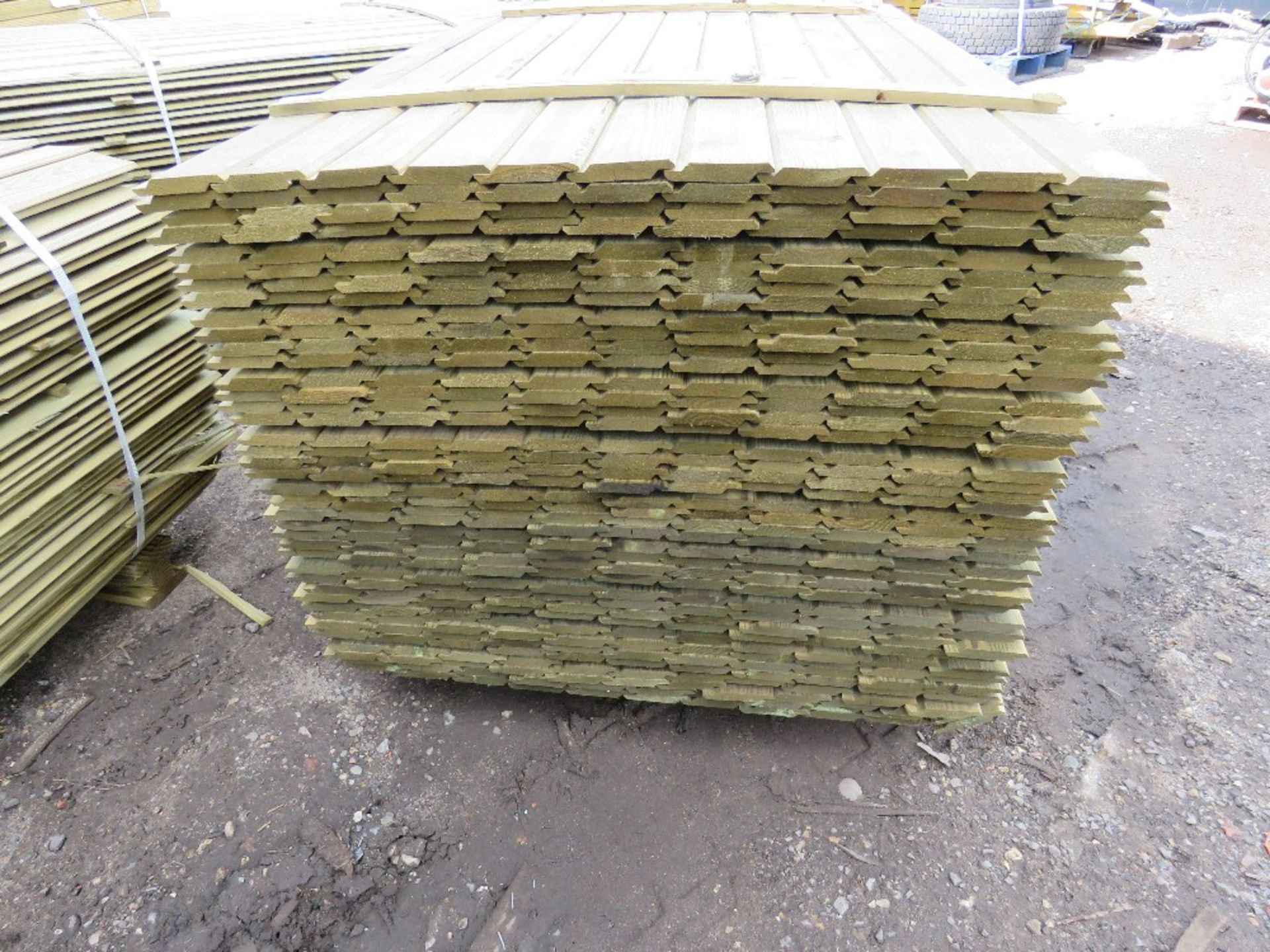 LARGE PACK OF SHIPLAP CLADDING TIMBER 1.42METRES LENGTH X 9.5CM WIDE X 1.5CM DEPTH APPROX - Image 2 of 3