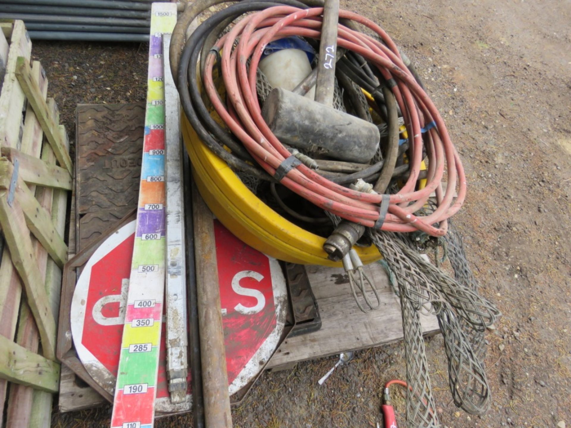 PALLET OF MIXED SMALL PLANT ITEMS TO INCLUDE MALLET, CABLE PULLING SLINGS, HOSES, POKER - Image 2 of 3
