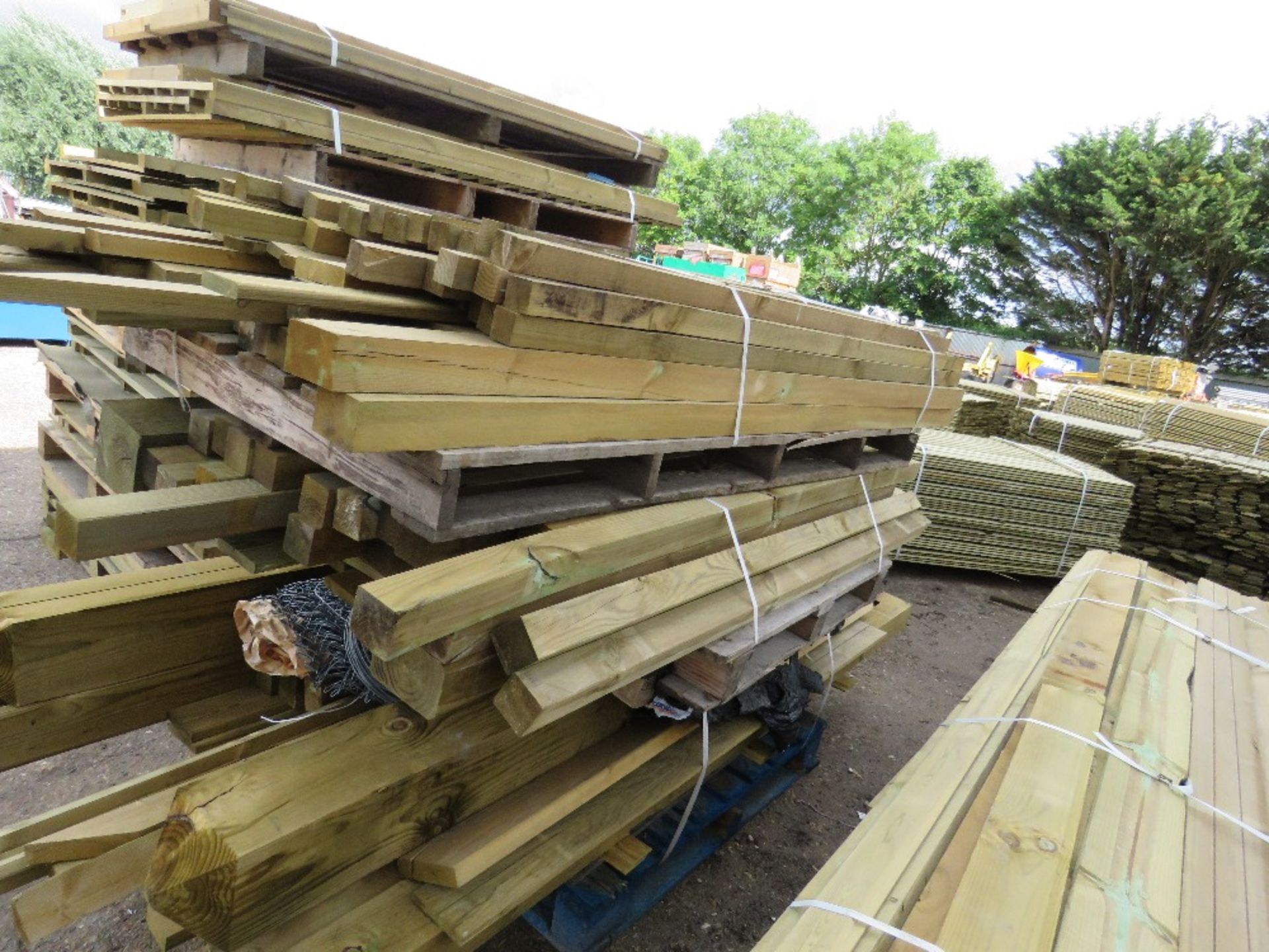 3 X PALLETS OF POSTS, TIMBERS AND ROLL OF CHAINLINK FENCING - Image 4 of 4