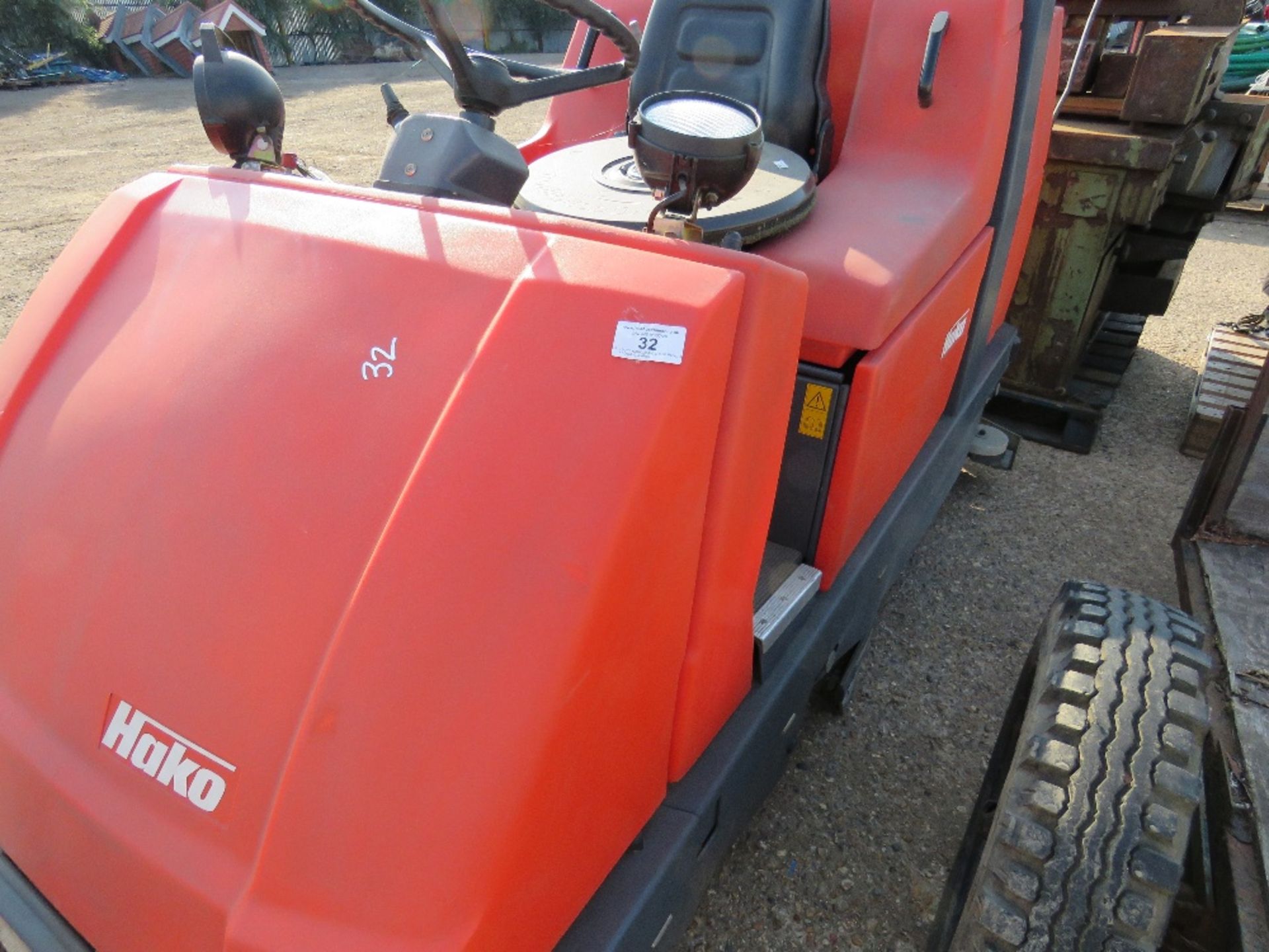 HAKO HAKOMATIC B1100 POWER FLOOR CLEANER INCLUDING BATTERIES...UNTESTED BATTERIES FLAT., EX COMPANY - Image 5 of 7