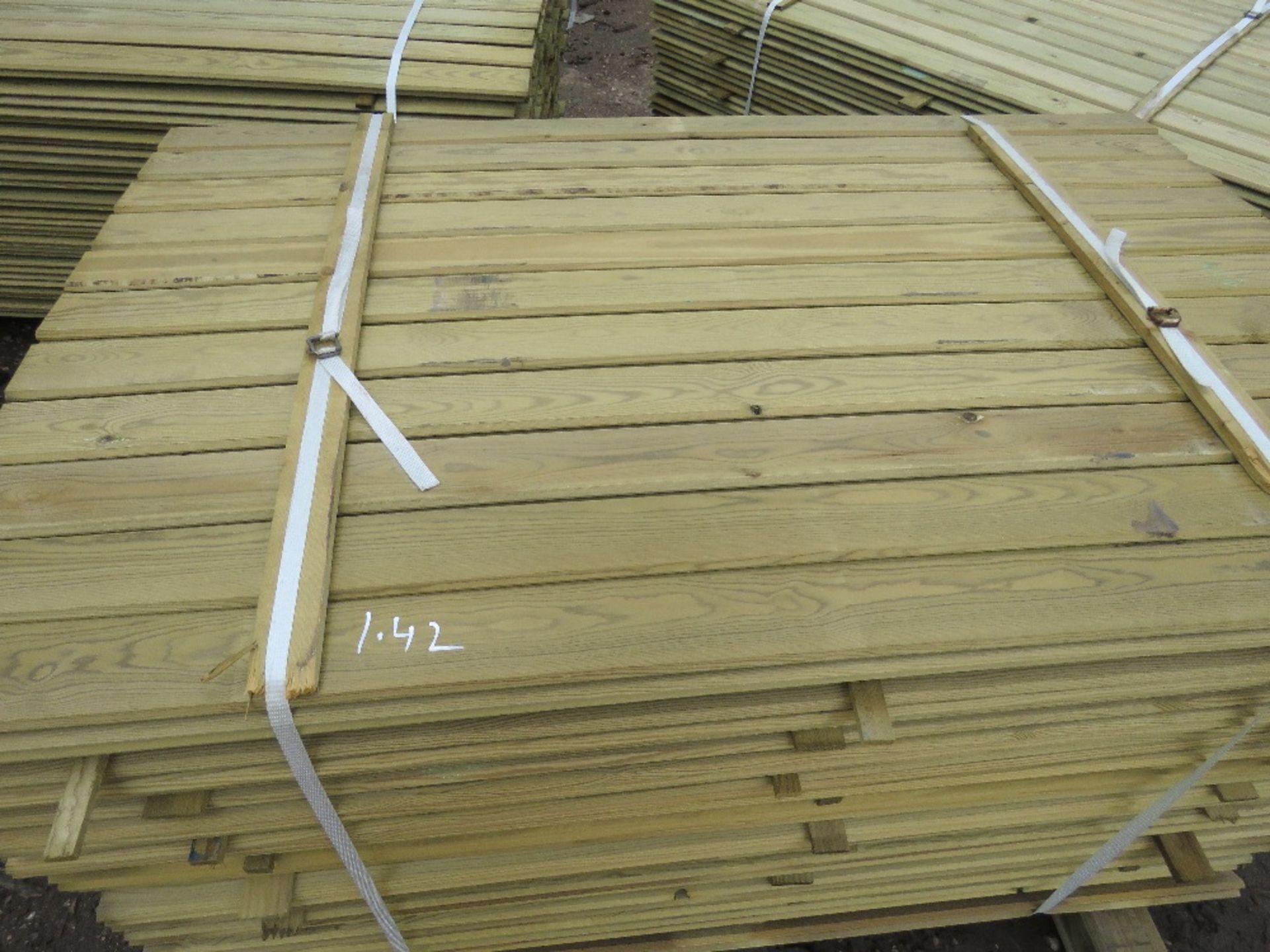 LARGE PACK OF SHIPLAP CLADDING TIMBER 1.42METRES LENGTH X 9.5CM WIDE X 1.5CM DEPTH APPROX - Image 3 of 3