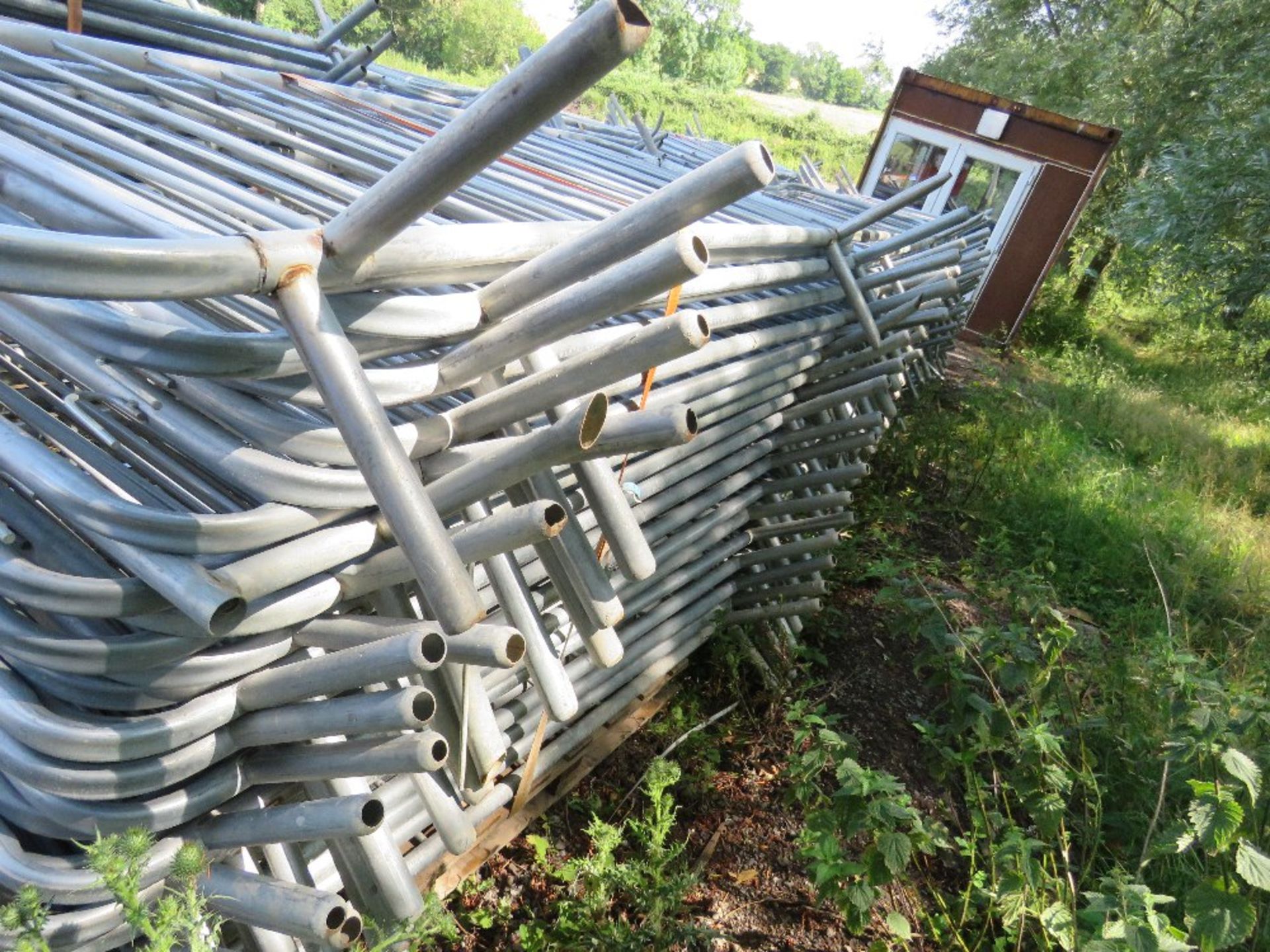 APPROX 35 X METAL PEDESTRIAN BARRIERS................................... ADDITIONAL TERMS: All items - Image 3 of 3