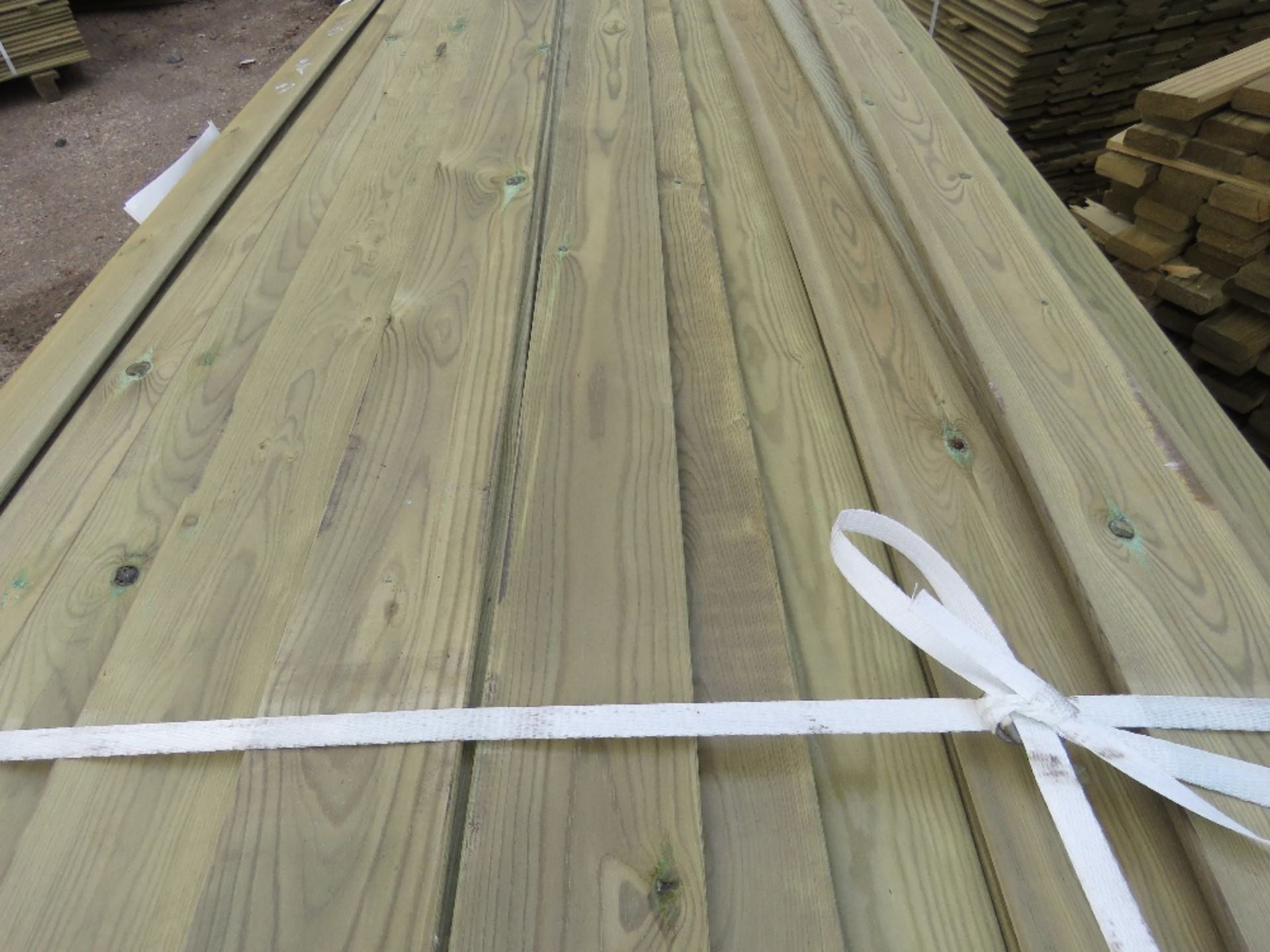 LARGE PACK OF FLAT SLAT CLADDING TIMBER 1.75METRES LENGTH X 9.5CM WIDE X 0.7CM DEPTH APPROX - Image 3 of 4