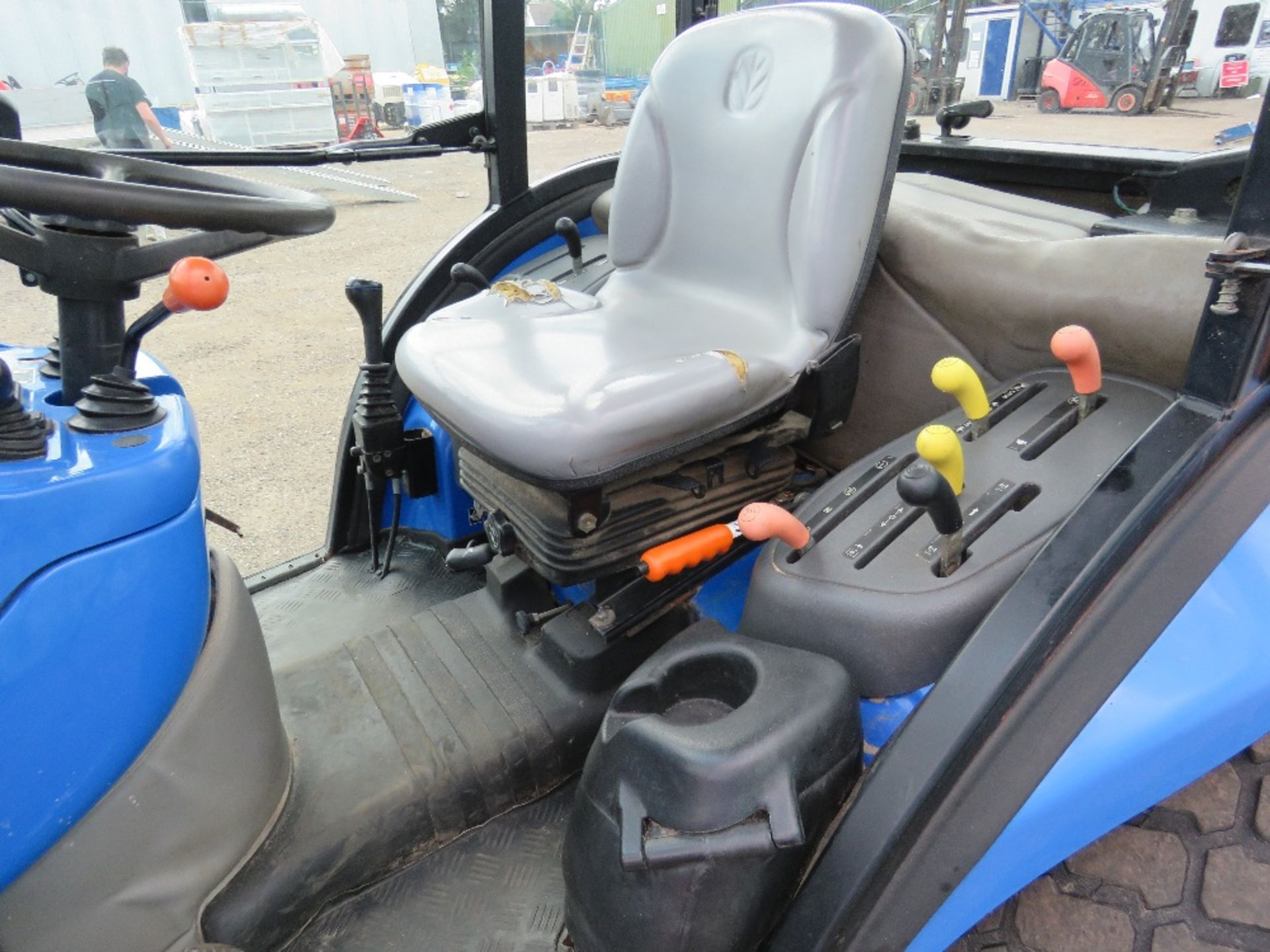 NEW HOLLAND TC45A 4WD COMPACT TRACTOR WITH LEWIS 3520 FRONT LOADER AND PALLET FORKS. REG:SP09 EWG ( - Image 9 of 13
