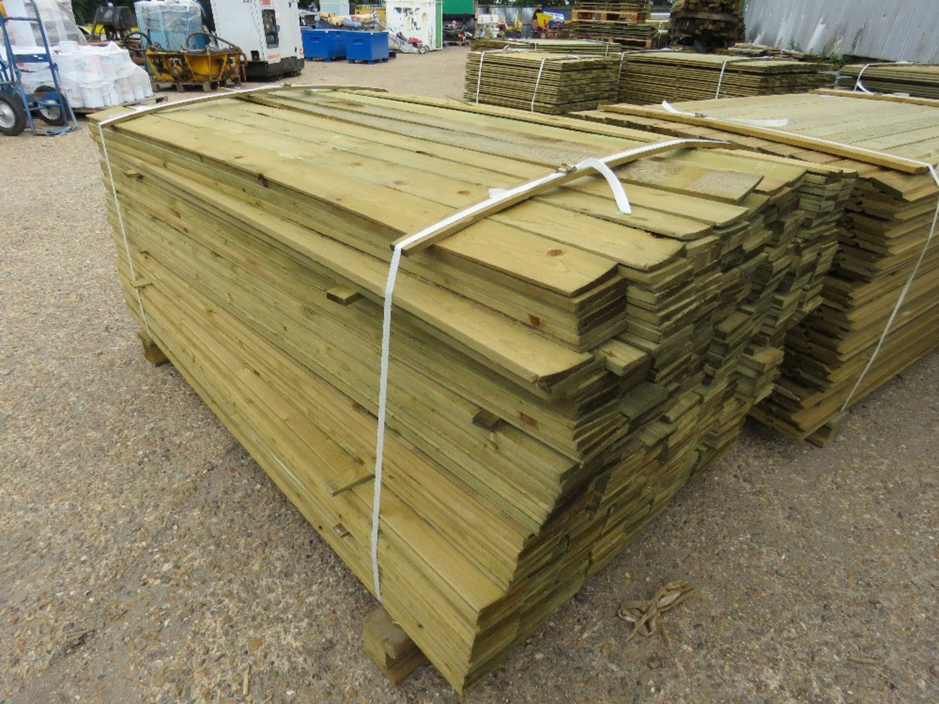 LARGE PACK OF FEATHER EDGE FENCE CLADDING TIMBER, 1.8M LONG X 10CM WIDE APPROX - Image 2 of 2