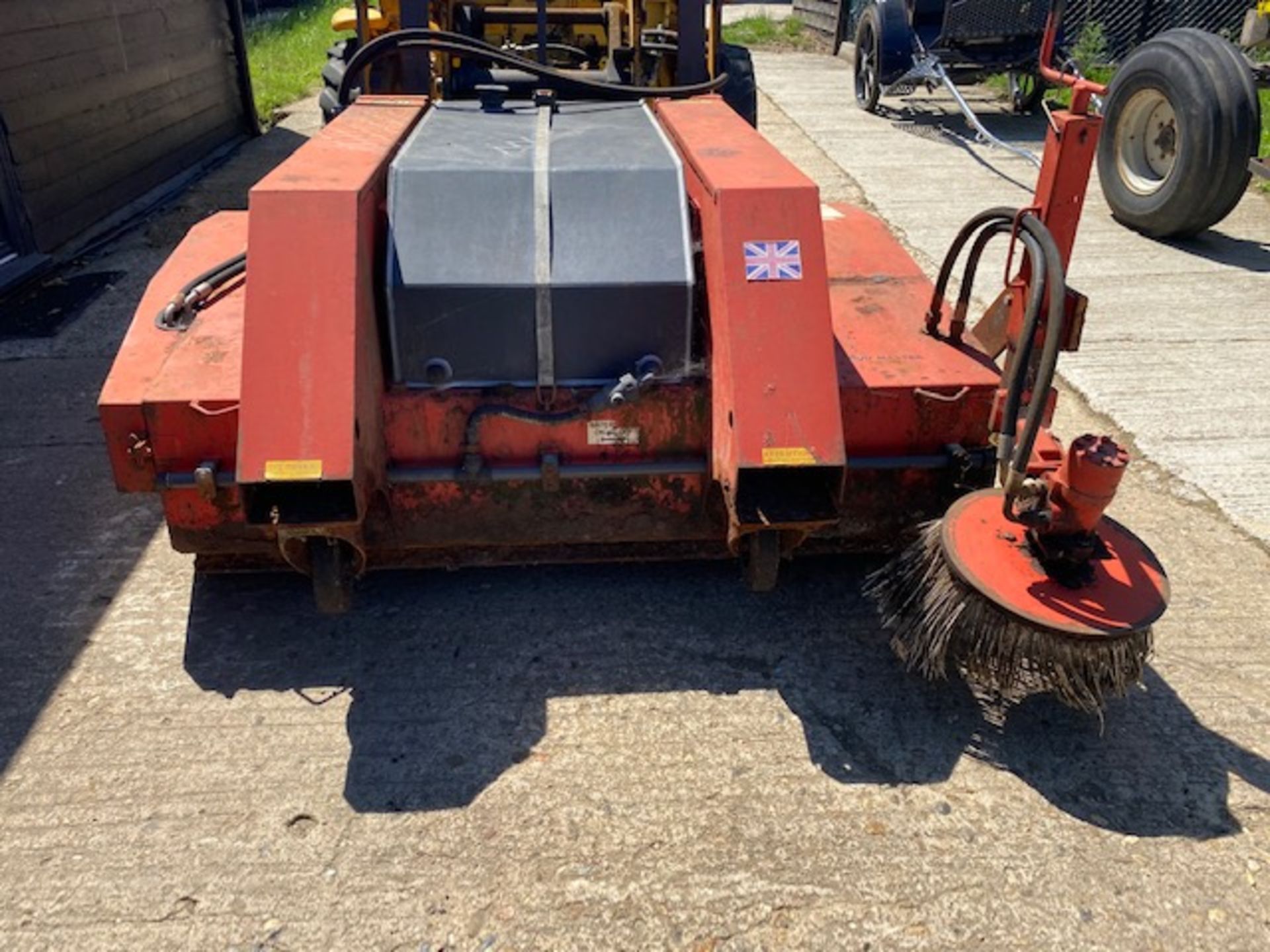 FORKLIFT MOUNTED HYDRAULIC DRIVEN SWEEPER UNIT. ITEM LOCATED NEAR TAKELEY, ESSEX. VIEWING/COLLECTION - Image 2 of 8