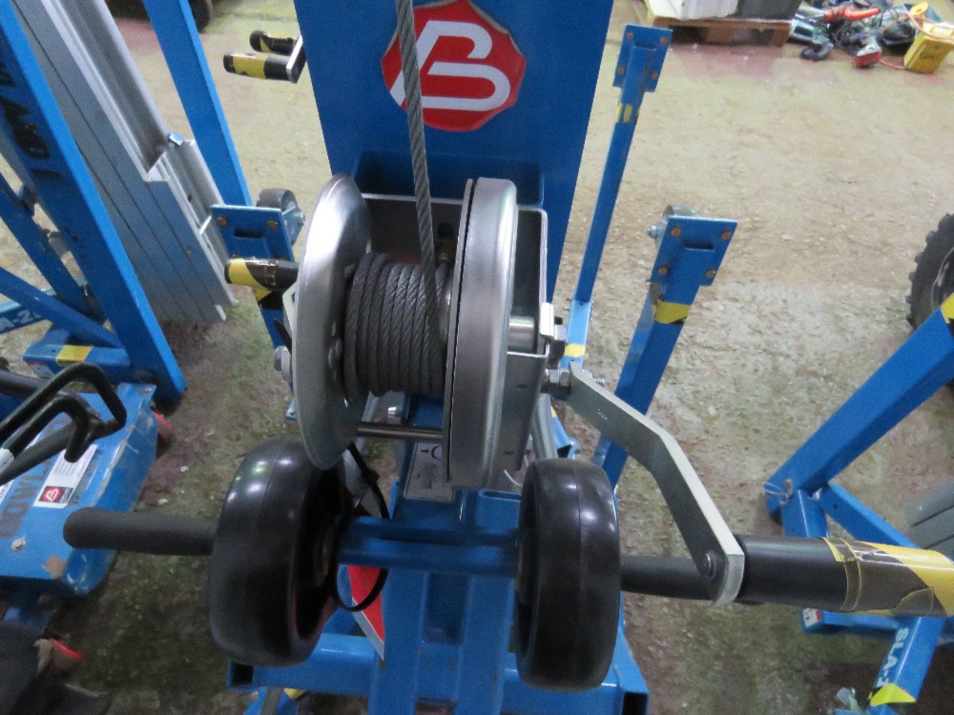 GENIE SLA10 2 SECTION CABLE OPERATED MATERIAL LIFT HOIST UNIT C/W FORKS, YEAR 2018 BUILD, DIRECT EX - Image 3 of 3