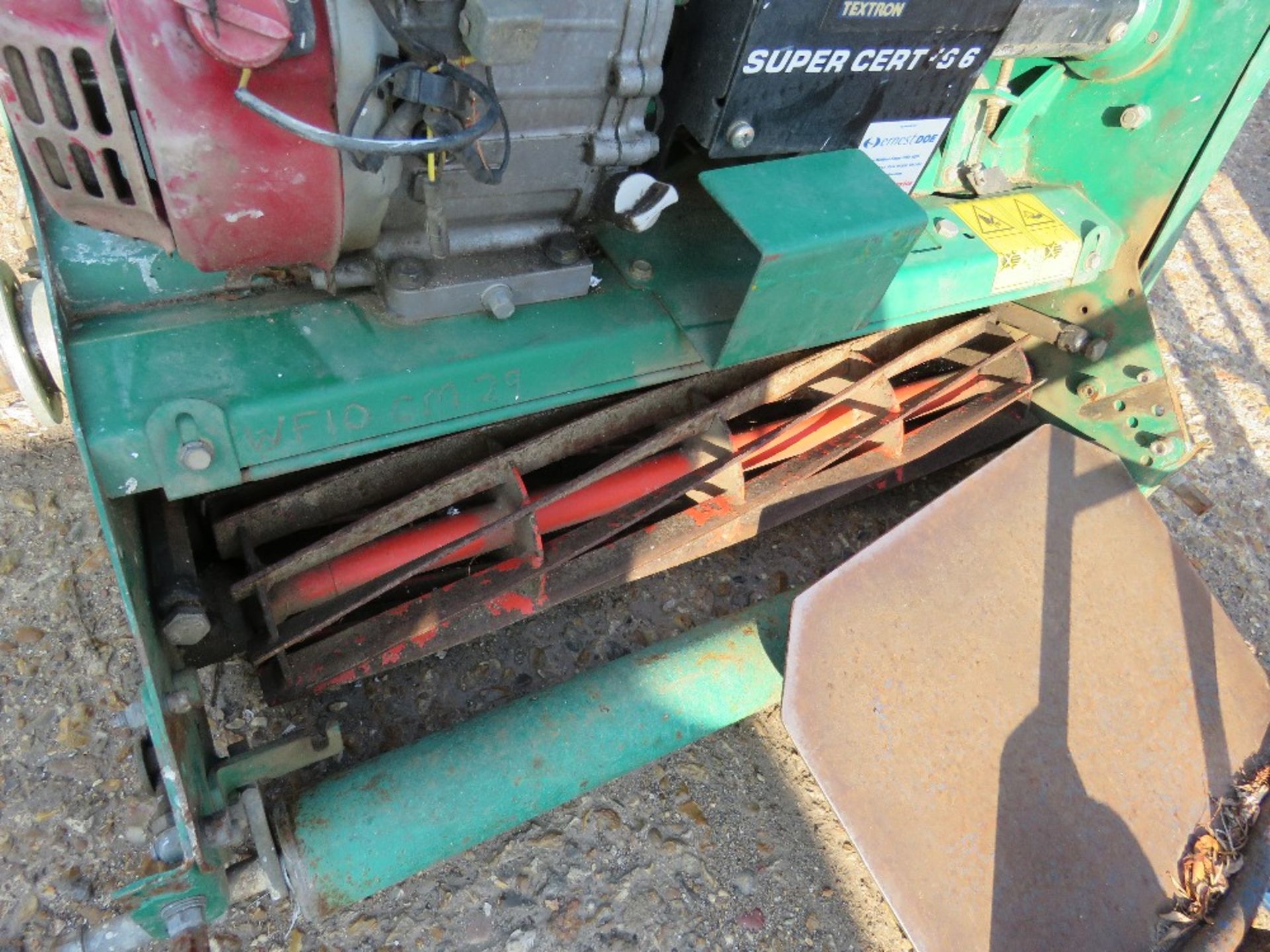 RANSOMES SUPER CERTES 6 CYLINDER MOWER. WHEN TESTED WAS SEEN TO START AND RUN BUT NO DRIVE TO ROLLER - Image 2 of 3