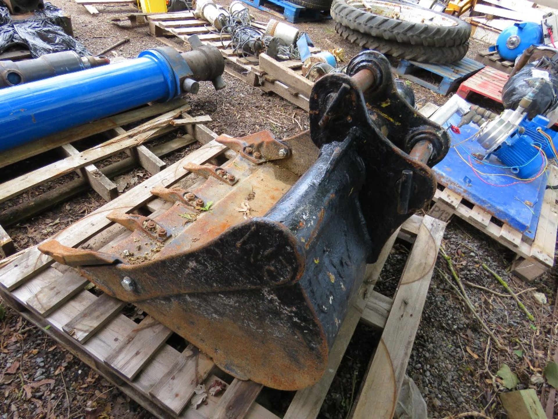 Toothed 3ft excavator digger bucket on 40mm pins - Image 2 of 2