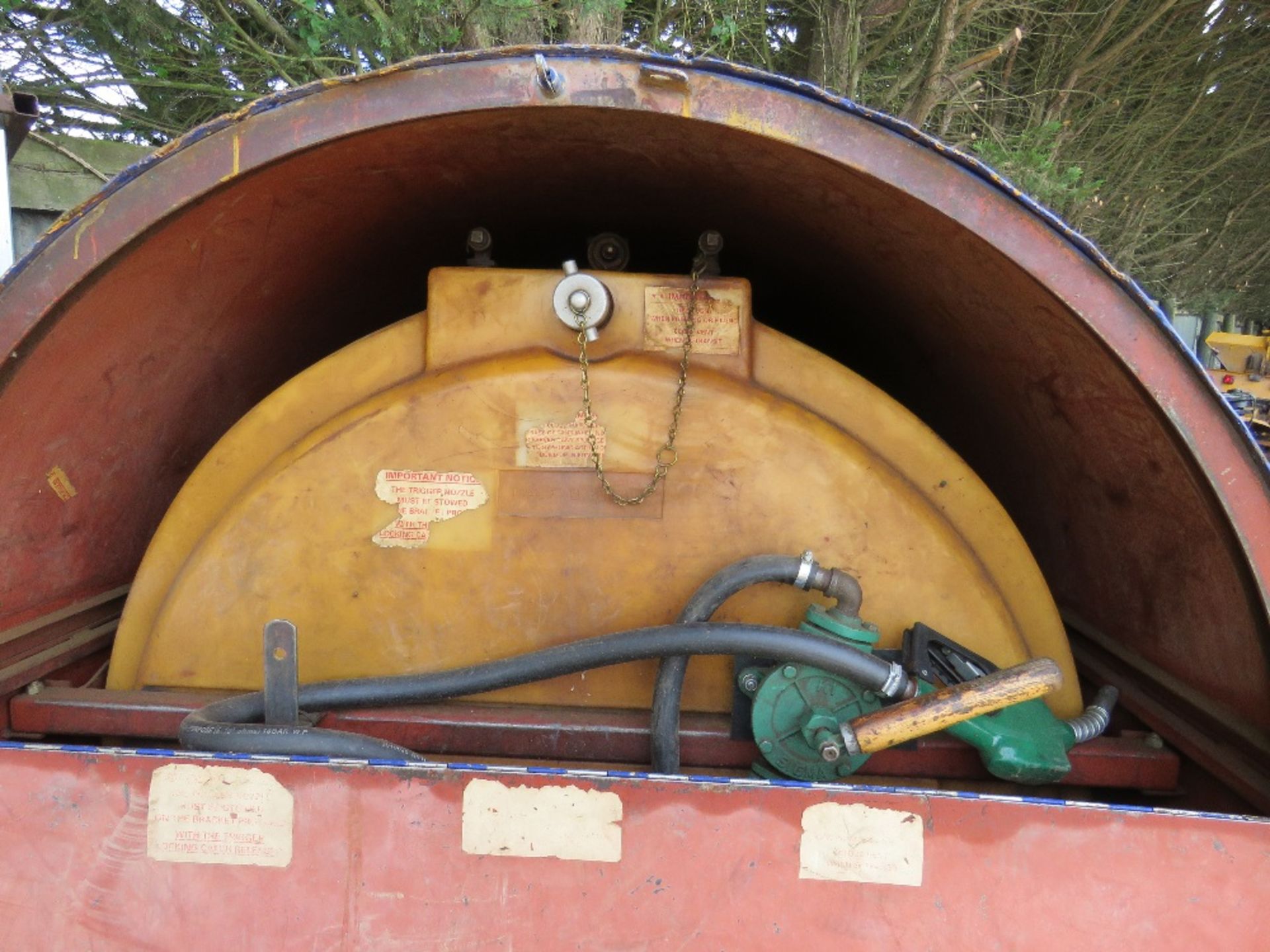 500 GALLON SITE TOWED DIESEL BOWSER C/W K1 PUMP AND HOSE - Image 3 of 3