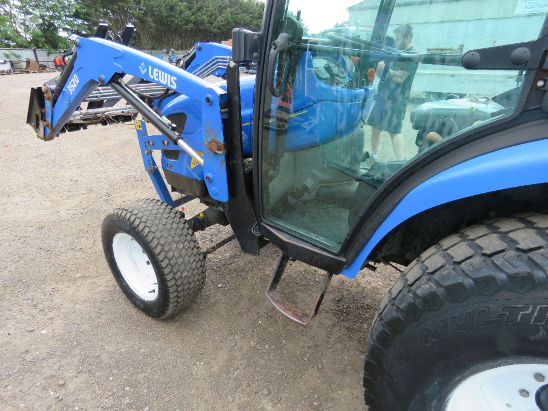 NEW HOLLAND TC45A 4WD COMPACT TRACTOR WITH LEWIS 3520 FRONT LOADER AND PALLET FORKS. REG:SP09 EWG ( - Image 6 of 13