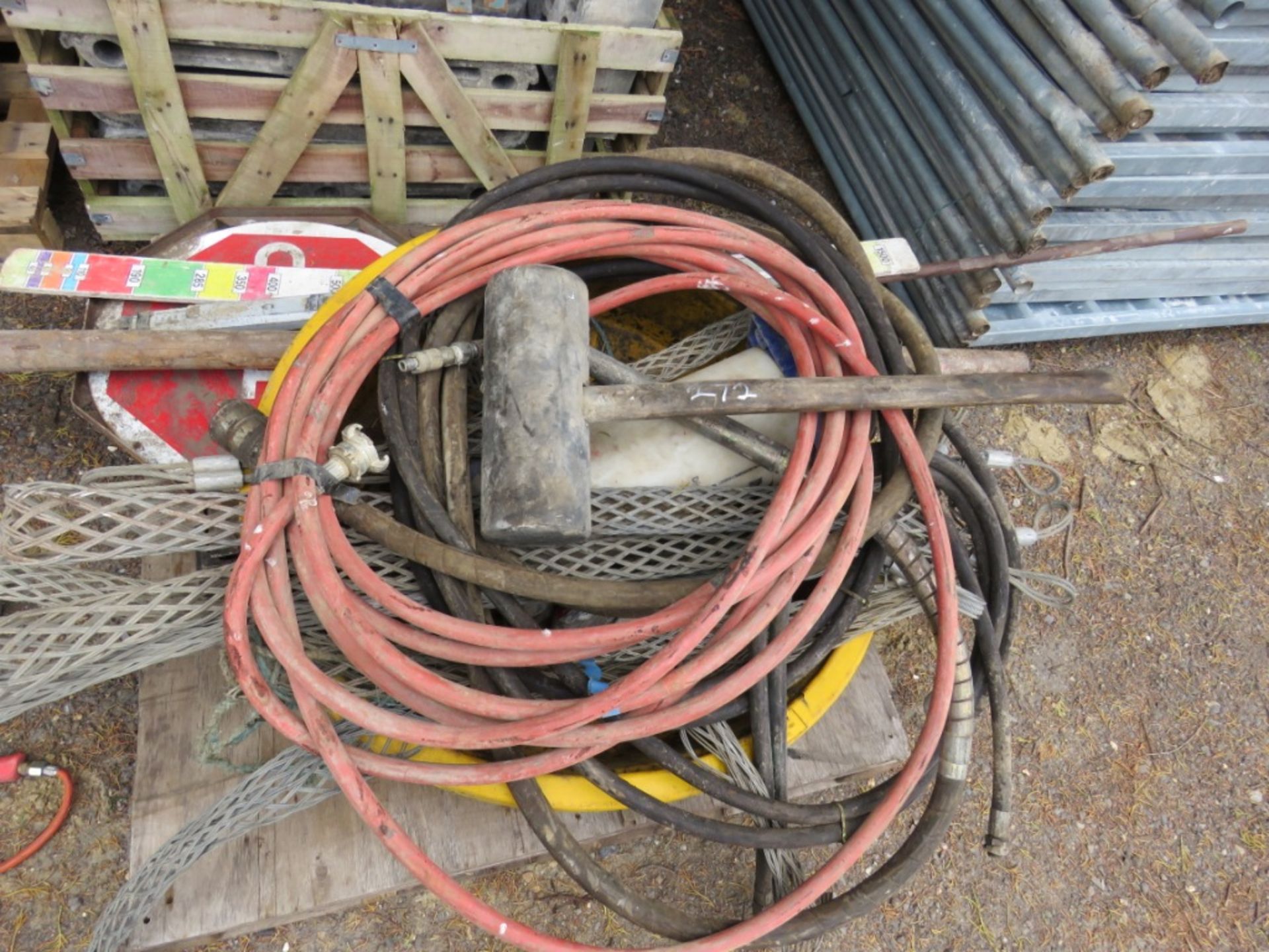 PALLET OF MIXED SMALL PLANT ITEMS TO INCLUDE MALLET, CABLE PULLING SLINGS, HOSES, POKER