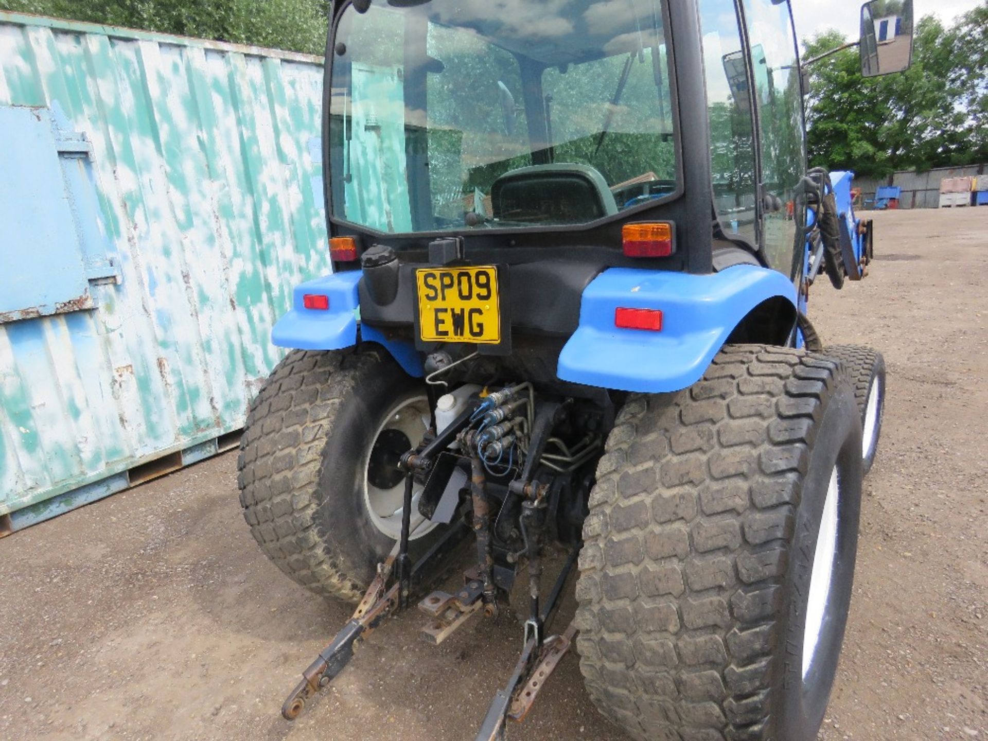 NEW HOLLAND TC45A 4WD COMPACT TRACTOR WITH LEWIS 3520 FRONT LOADER AND PALLET FORKS. REG:SP09 EWG ( - Image 4 of 13