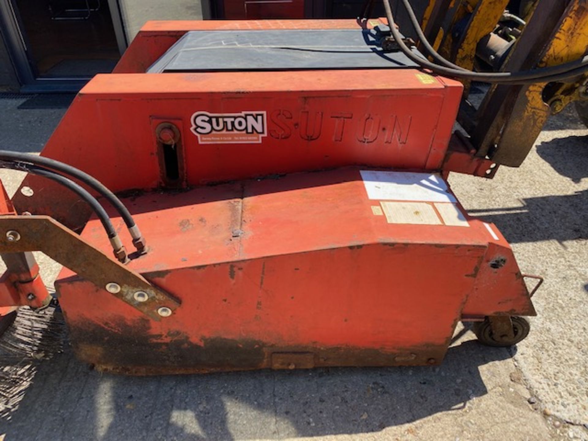 FORKLIFT MOUNTED HYDRAULIC DRIVEN SWEEPER UNIT. ITEM LOCATED NEAR TAKELEY, ESSEX. VIEWING/COLLECTION - Image 4 of 8