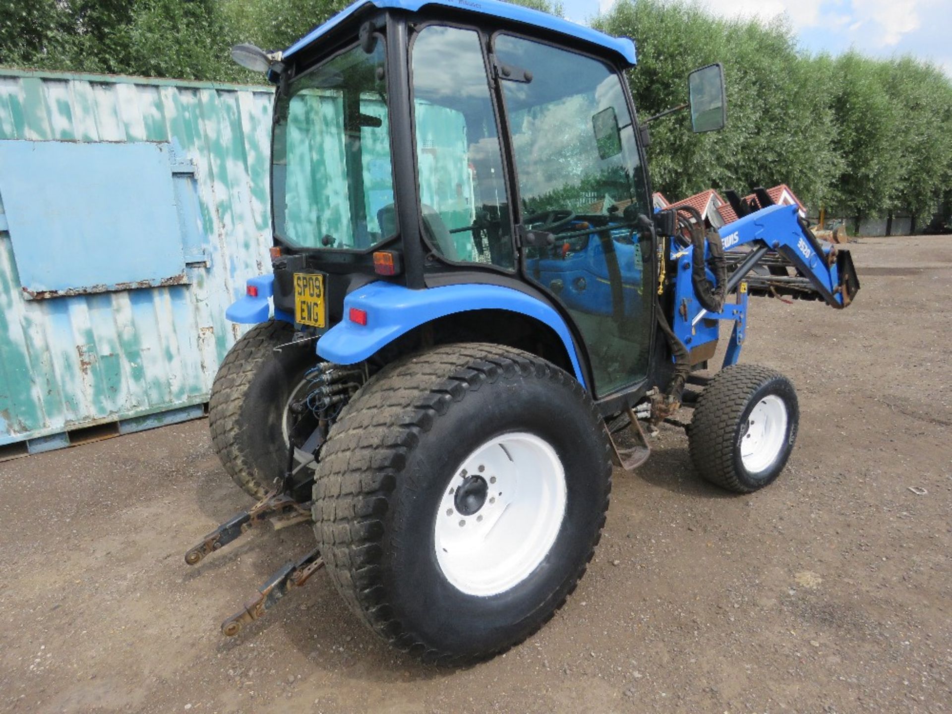 NEW HOLLAND TC45A 4WD COMPACT TRACTOR WITH LEWIS 3520 FRONT LOADER AND PALLET FORKS. REG:SP09 EWG ( - Image 3 of 13