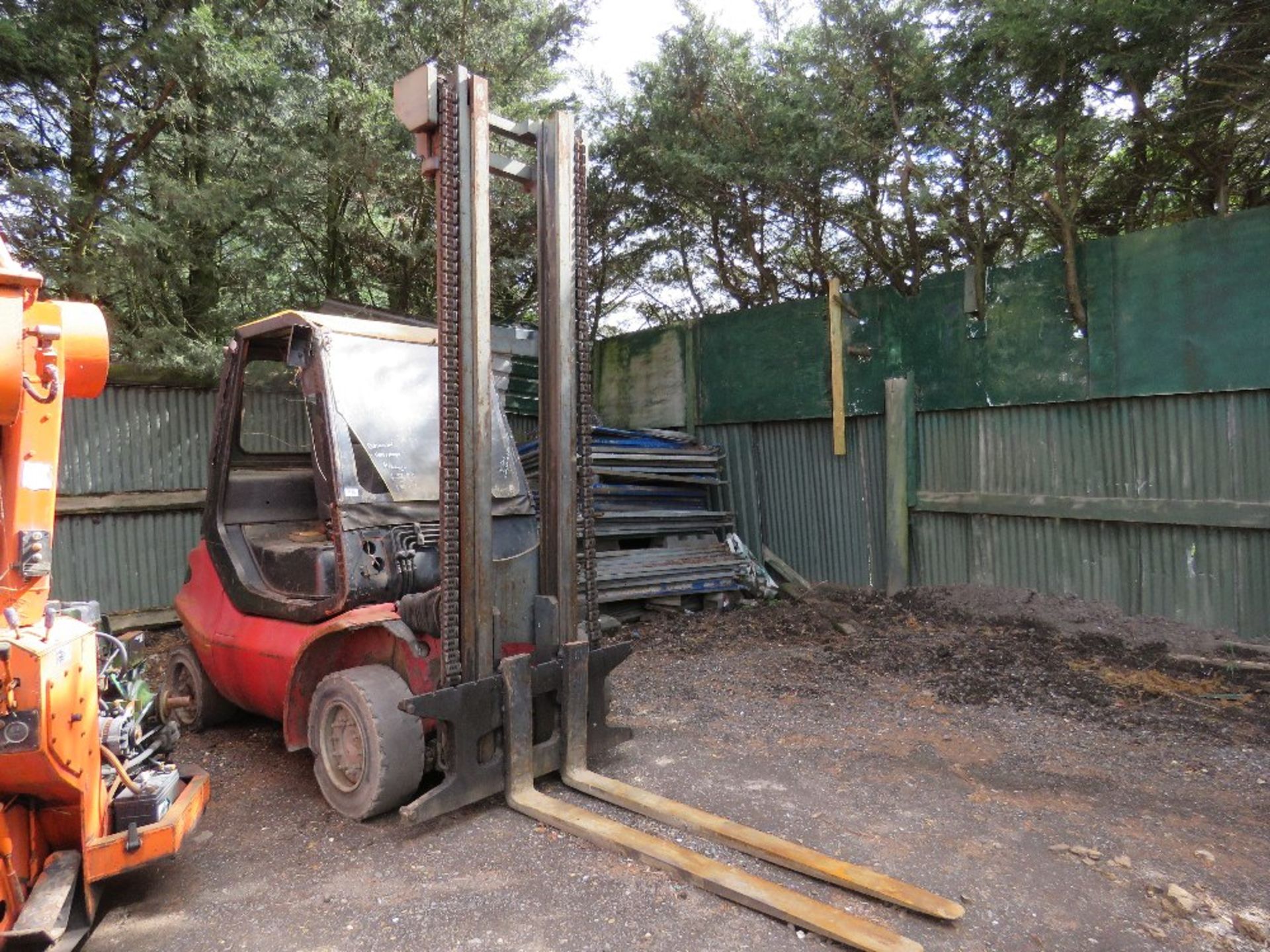 LINDE H40D YARD FORKLIFT C/W LONG TINES. WHEN TESTED WAS SEEN TO DRIVE, STEER AND LIFT - Image 2 of 4