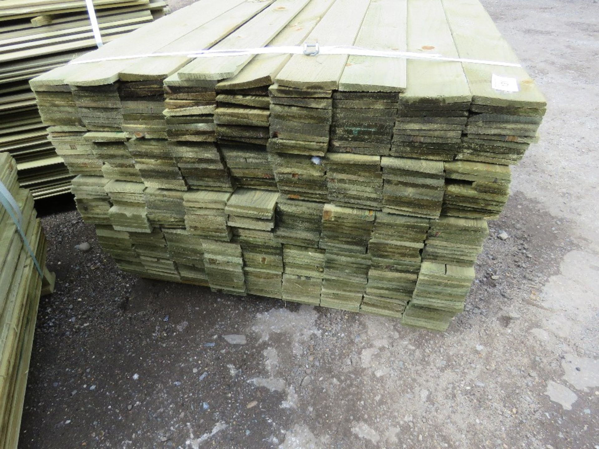 LARGE PACK OF FEATHER EDGE CLADDING TIMBER 1.65METRES LENGTH X 10CM WIDE - Image 2 of 3