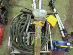 JCB BEAVER HYDRAULIC PACK WITH HOSE AND GUN. WHNE TESTED WAS SEEN TO RUN AND MAKE PRESSURE. GUN UNT