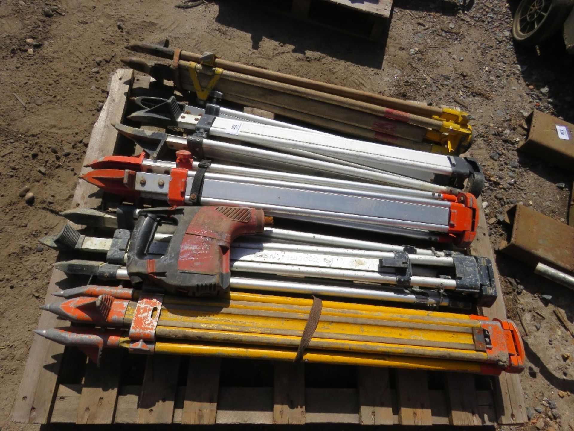 4 X SURVEYOR'S TRIPODS PLUS HILTI DRILL - Image 2 of 2