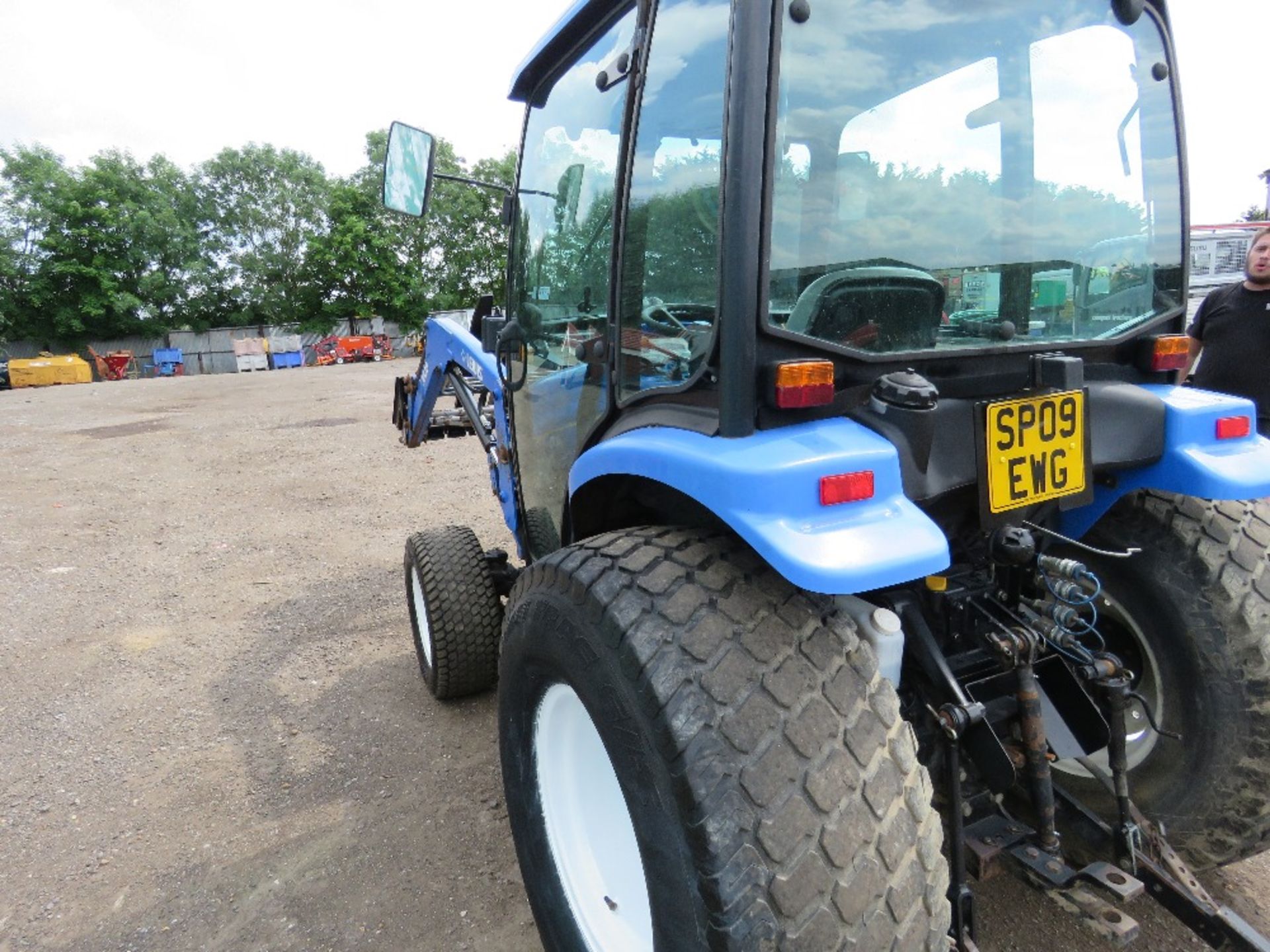 NEW HOLLAND TC45A 4WD COMPACT TRACTOR WITH LEWIS 3520 FRONT LOADER AND PALLET FORKS. REG:SP09 EWG ( - Image 5 of 13