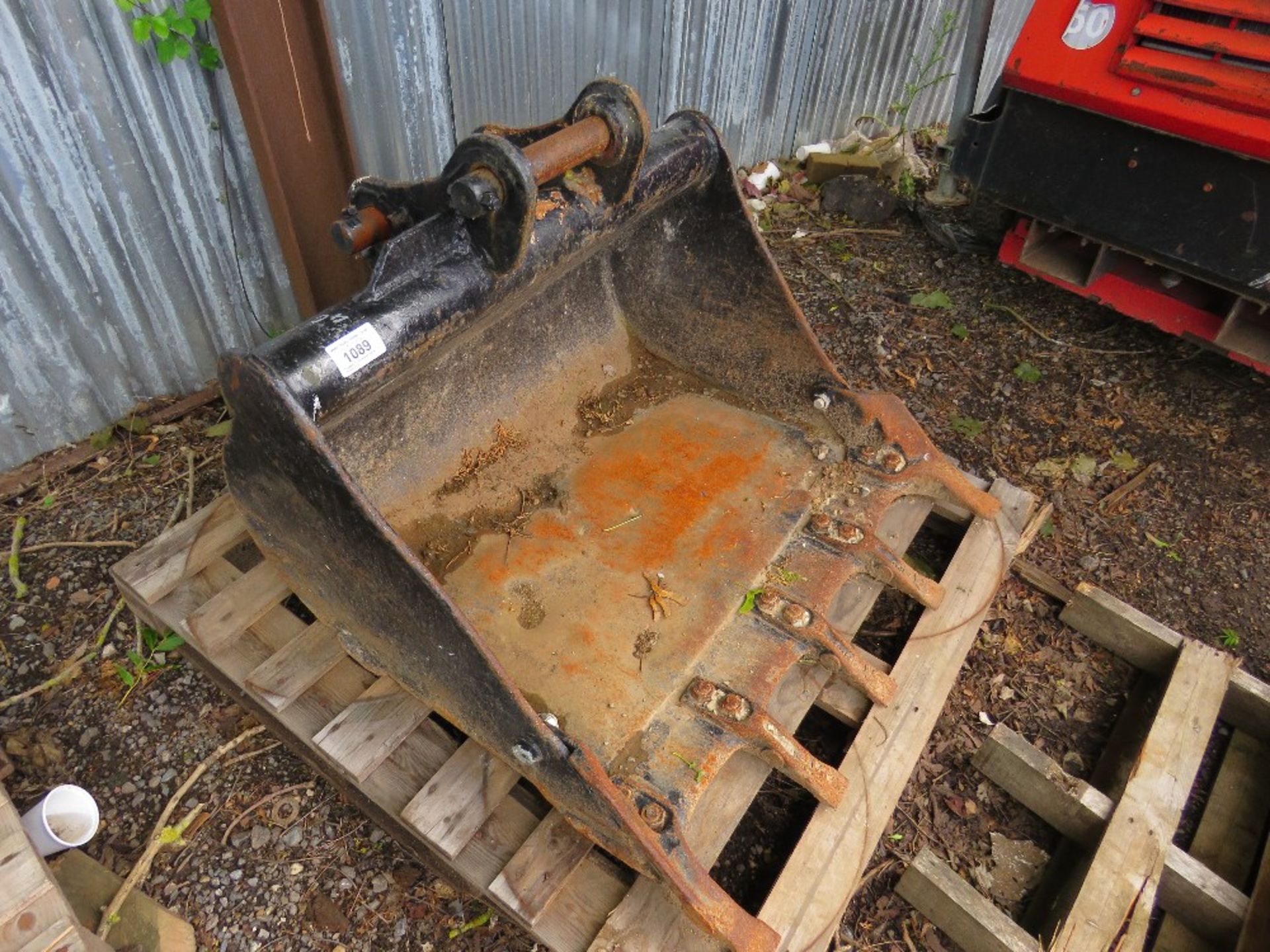 Toothed 3ft excavator digger bucket on 40mm pins