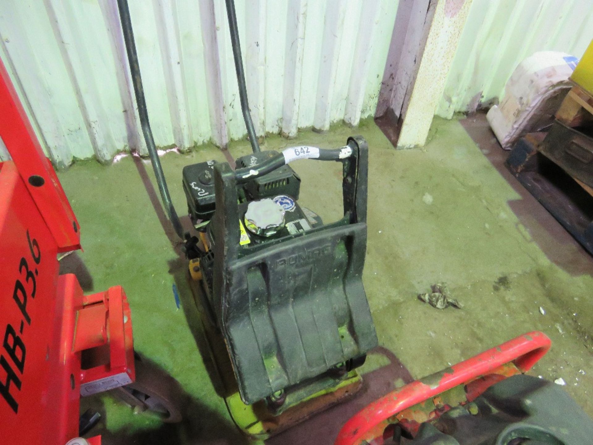 BOMAG PETROL ENGINED COMPACTION PLATE. WHEN TESTED WAS SEEN TO RUN AND VIBRATE - Image 2 of 3
