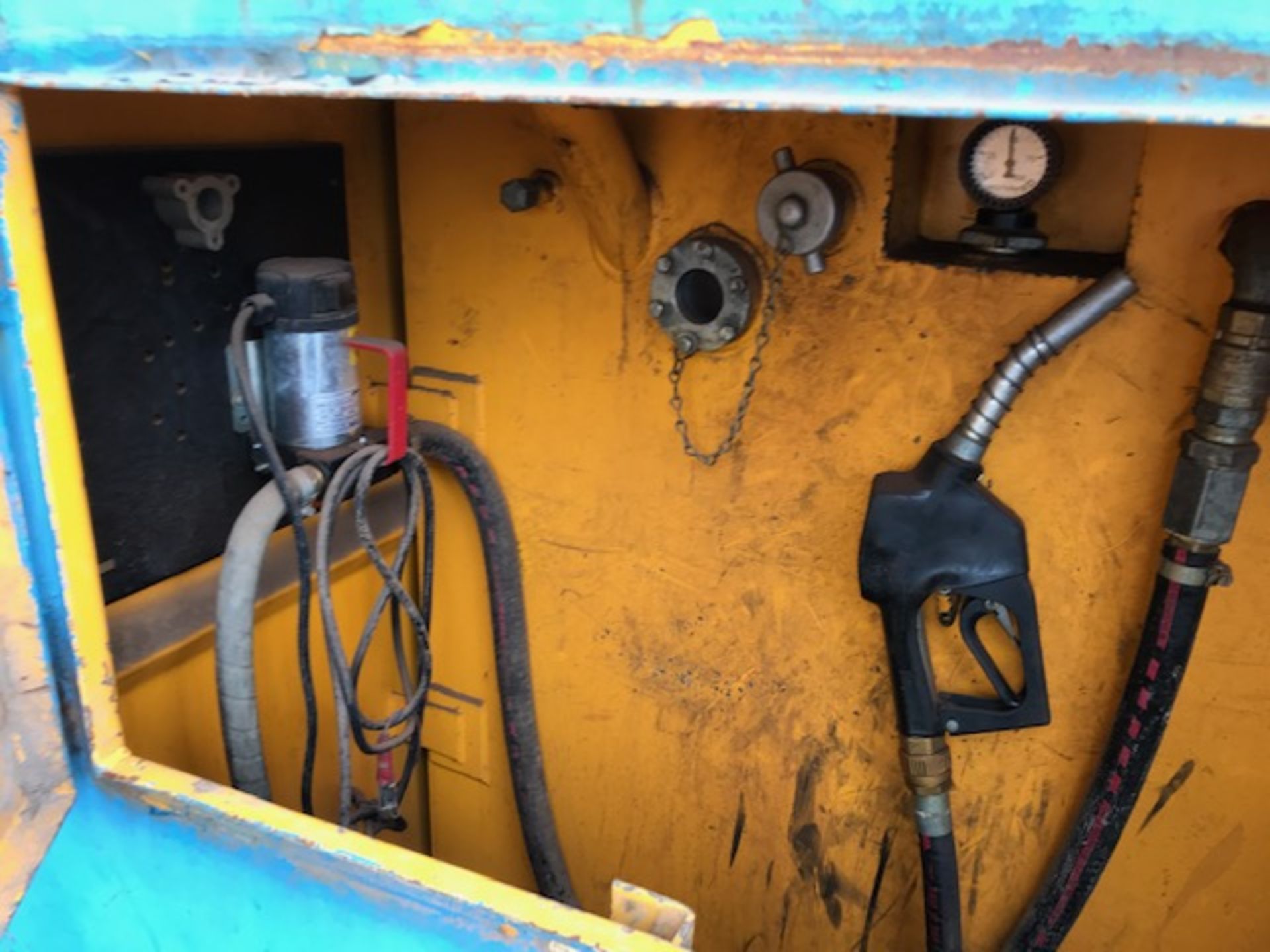 WESTERN BUNDED FUEL TANK WITH HOSE AND ELECTRIC PUMP, 2200LITRE CAPACITY - Image 3 of 7