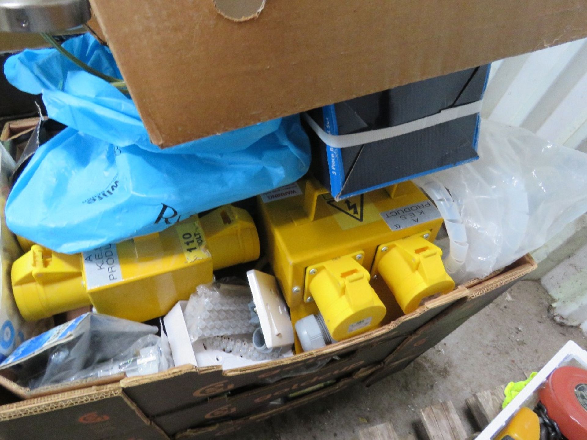 LARGE PALLET OF ELECTRICAL SUNDRIES - Image 4 of 12