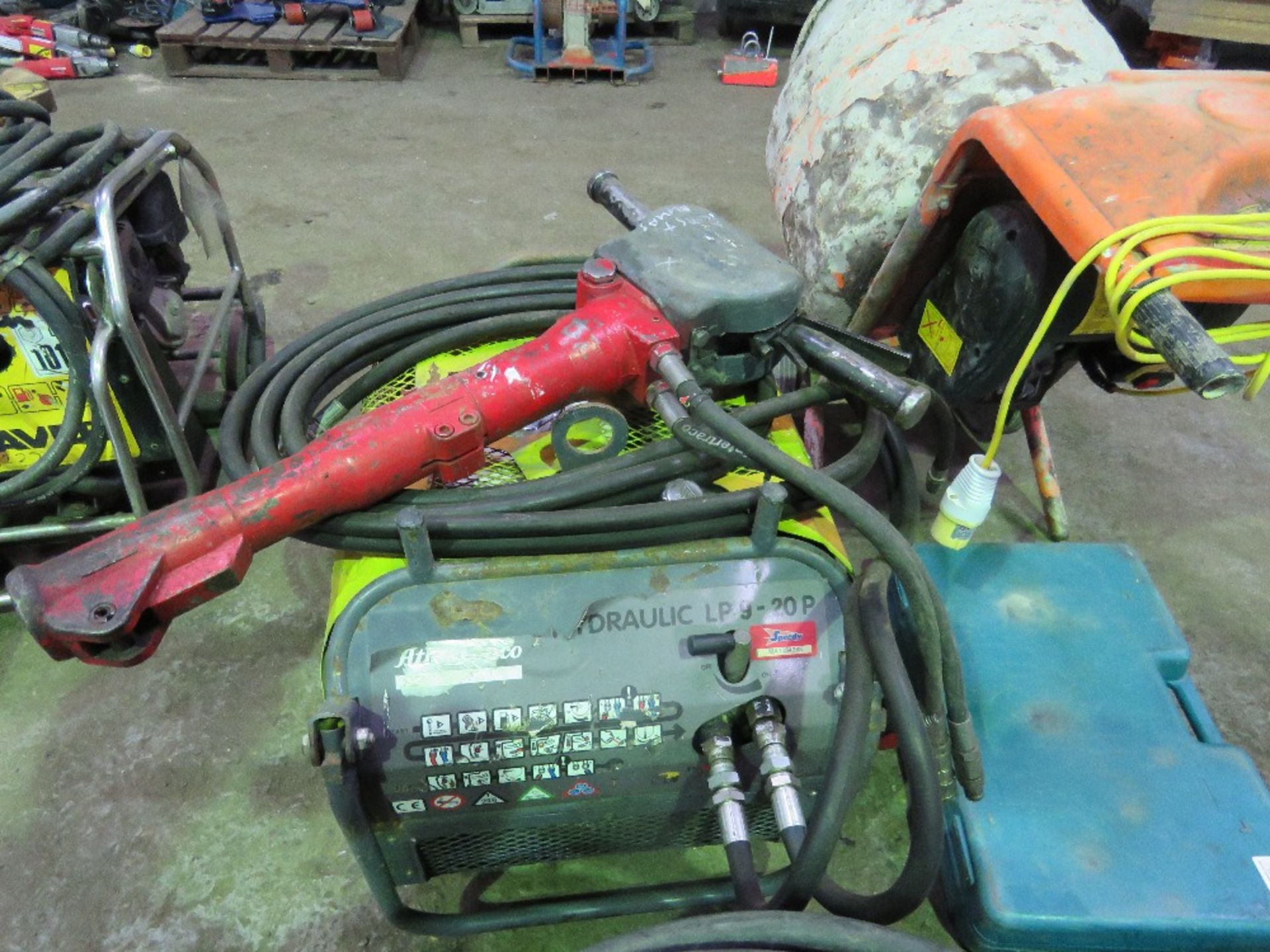 ATLAS COPCO HYDRAULIC BREAKER PACK WITH HOSE AND GUN. WHEN TESTED WAS SEEN TO RUN AND MAKE PRESSURE - Image 2 of 3