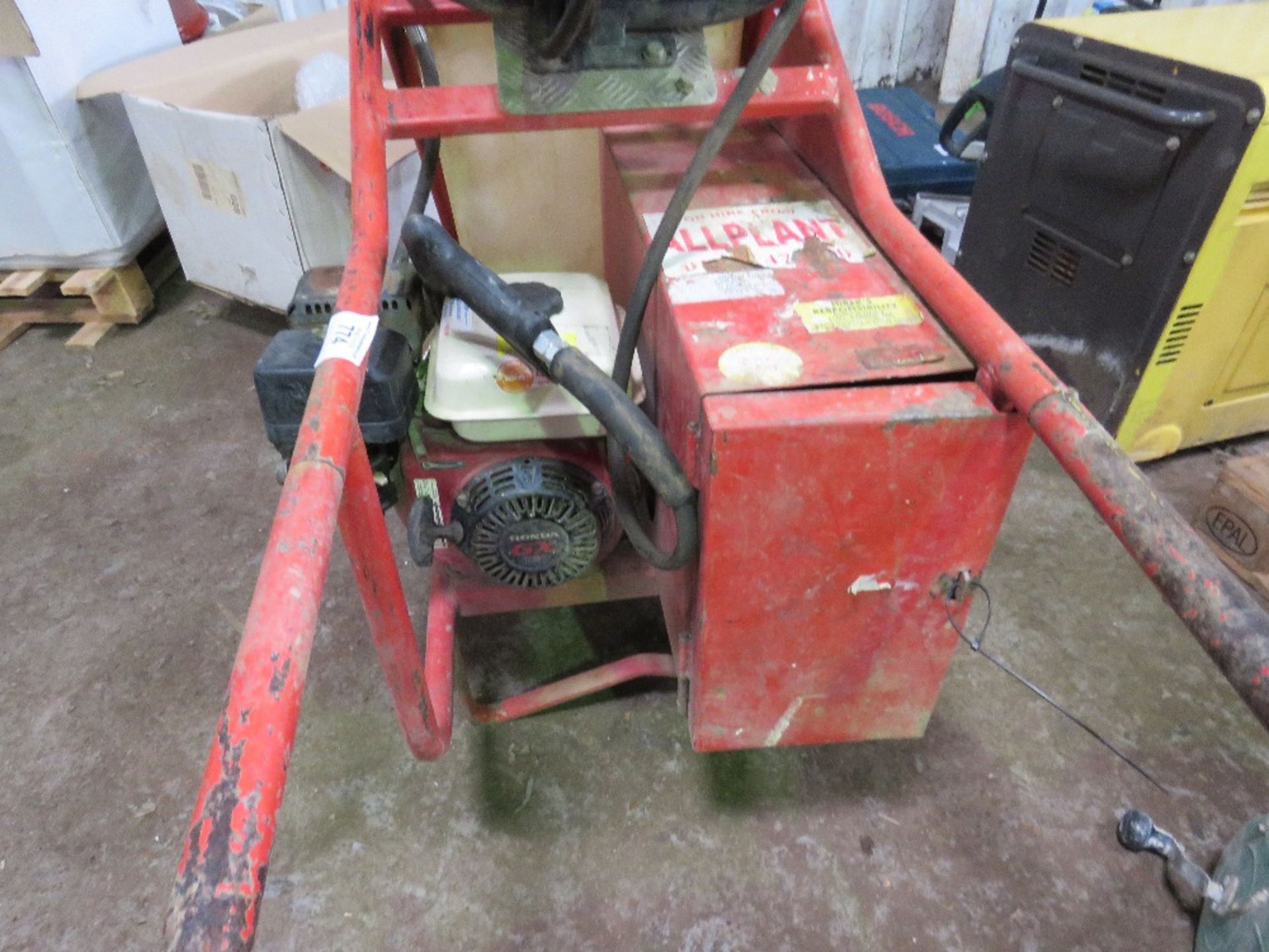 HONDA PRESSURE WASHER BOWSER C/W TANK. WHEN TESTED WAS SEEN TO RUN..PUMP UNTESTED..NO WATER IN TANK - Image 4 of 4