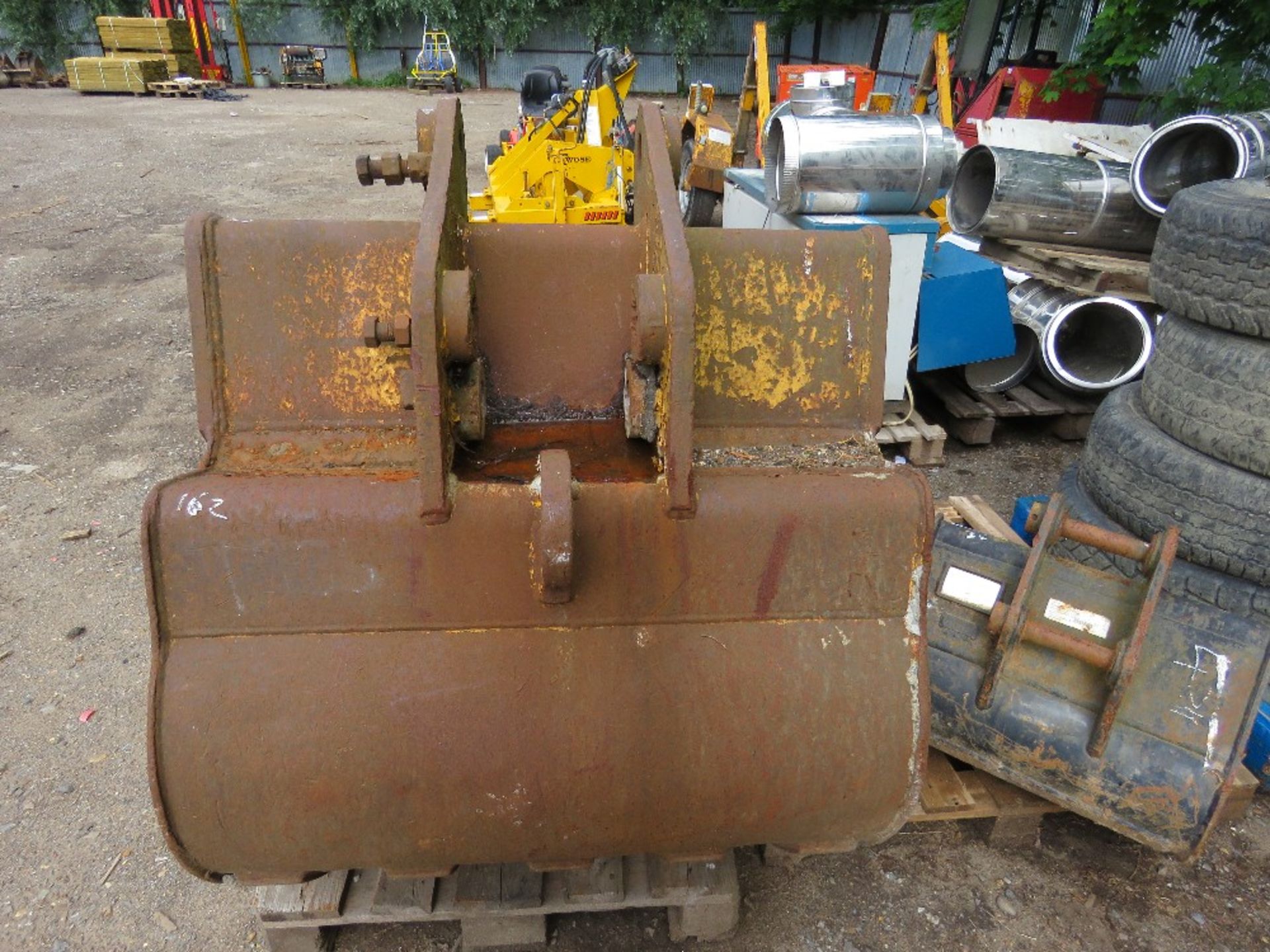 3ft Excavator bucket on 55mm pins - Image 2 of 2