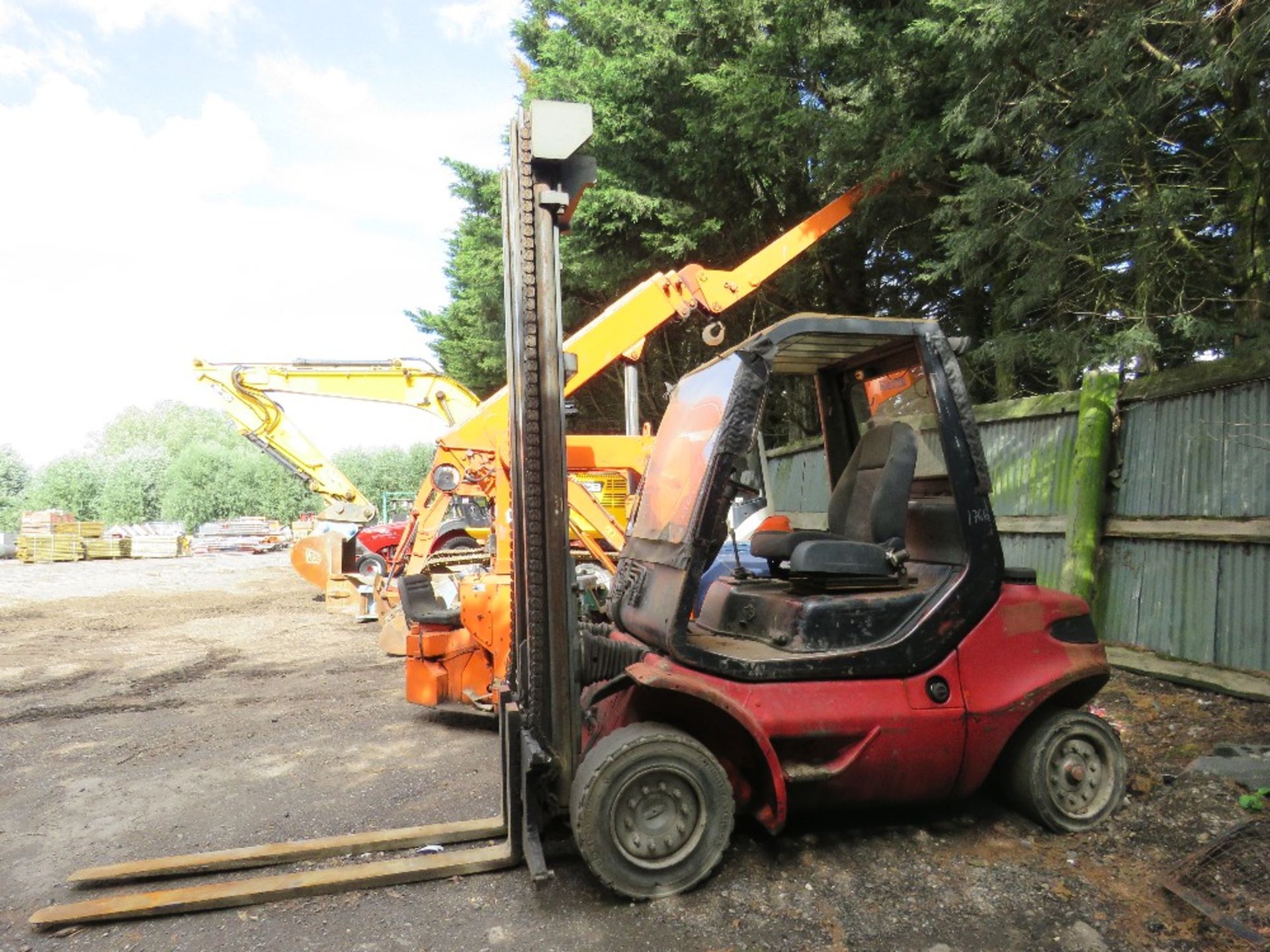 LINDE H40D YARD FORKLIFT C/W LONG TINES. WHEN TESTED WAS SEEN TO DRIVE, STEER AND LIFT
