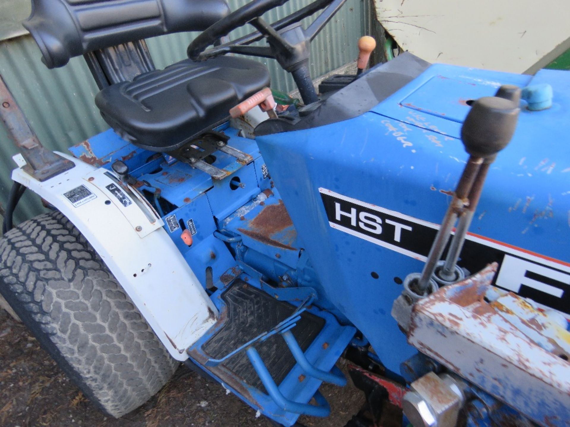 FORD 1220 HST TRACTOR WITH BEAVER FOREND LOADER. 2258 REC HRS. - Image 4 of 7