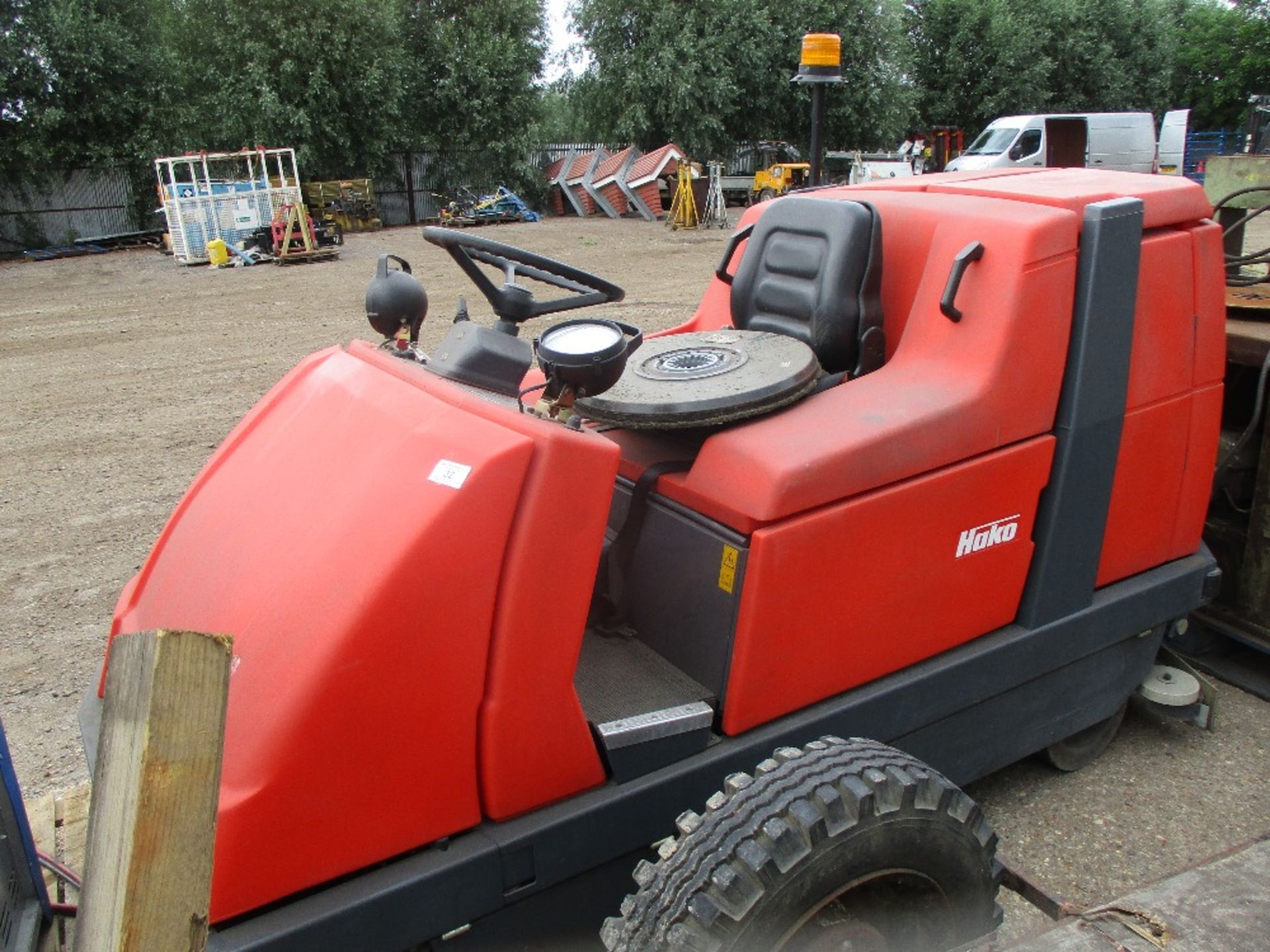 HAKO HAKOMATIC B1100 POWER FLOOR CLEANER INCLUDING BATTERIES...UNTESTED BATTERIES FLAT., EX COMPANY - Image 3 of 7