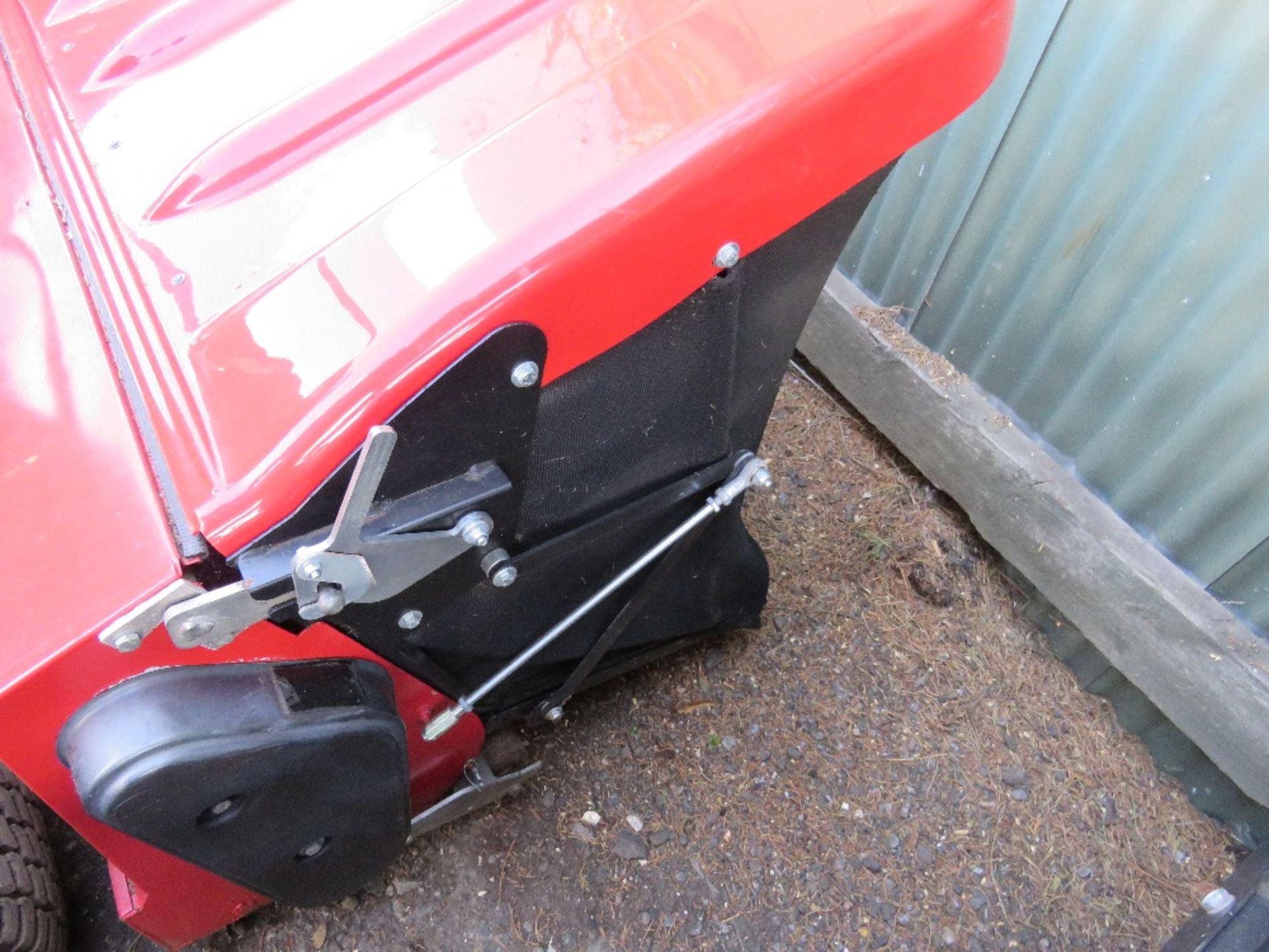 COUNTAX D50-LN DIESEL RIDE ON MOWER. WITH POWER TIP COLLECTOR. WHNE TESTED WAS SEEN TO RUN, DRIVE, - Image 5 of 6