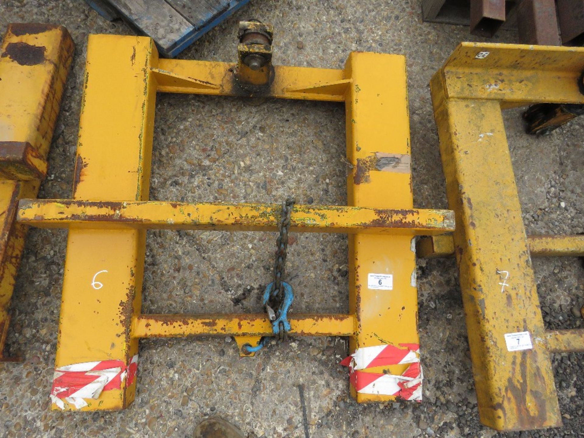 FORKLIFT MOUNTED FRAME TO TAKE HOOK OR CANTILVER BLOCK GRAB