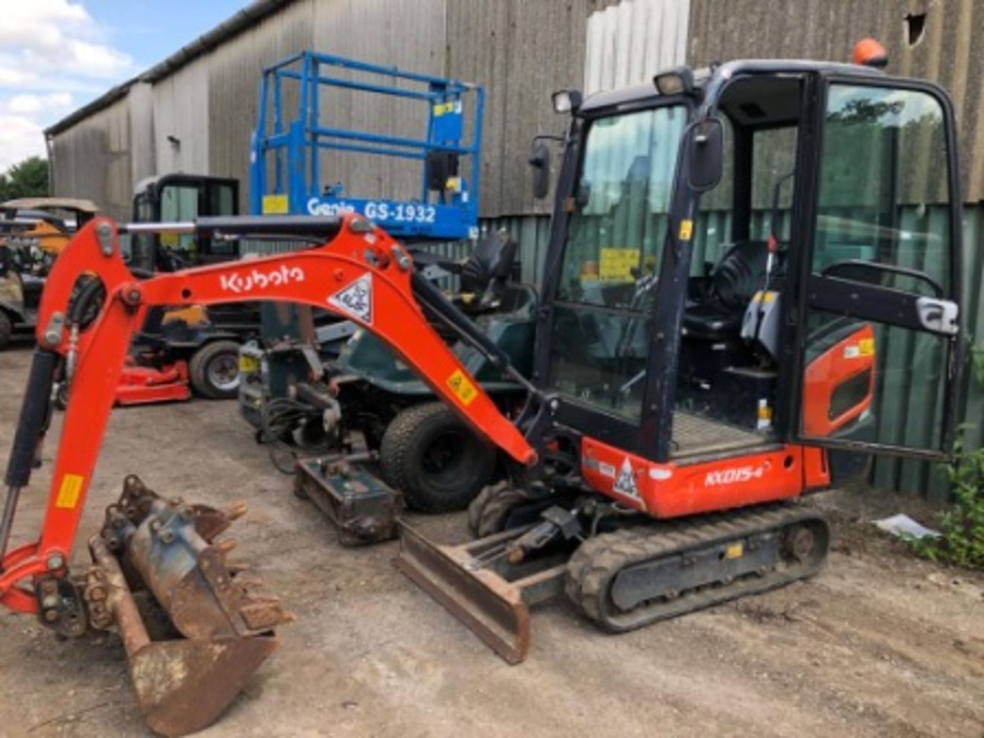 KUBOTA KX015-4 CABBED 1.5 TONNE MINIDIGGER YEAR 2015. WITH FOUR BUCKETS. 1609 REC HOURS. TWO BLACK K - Image 2 of 5