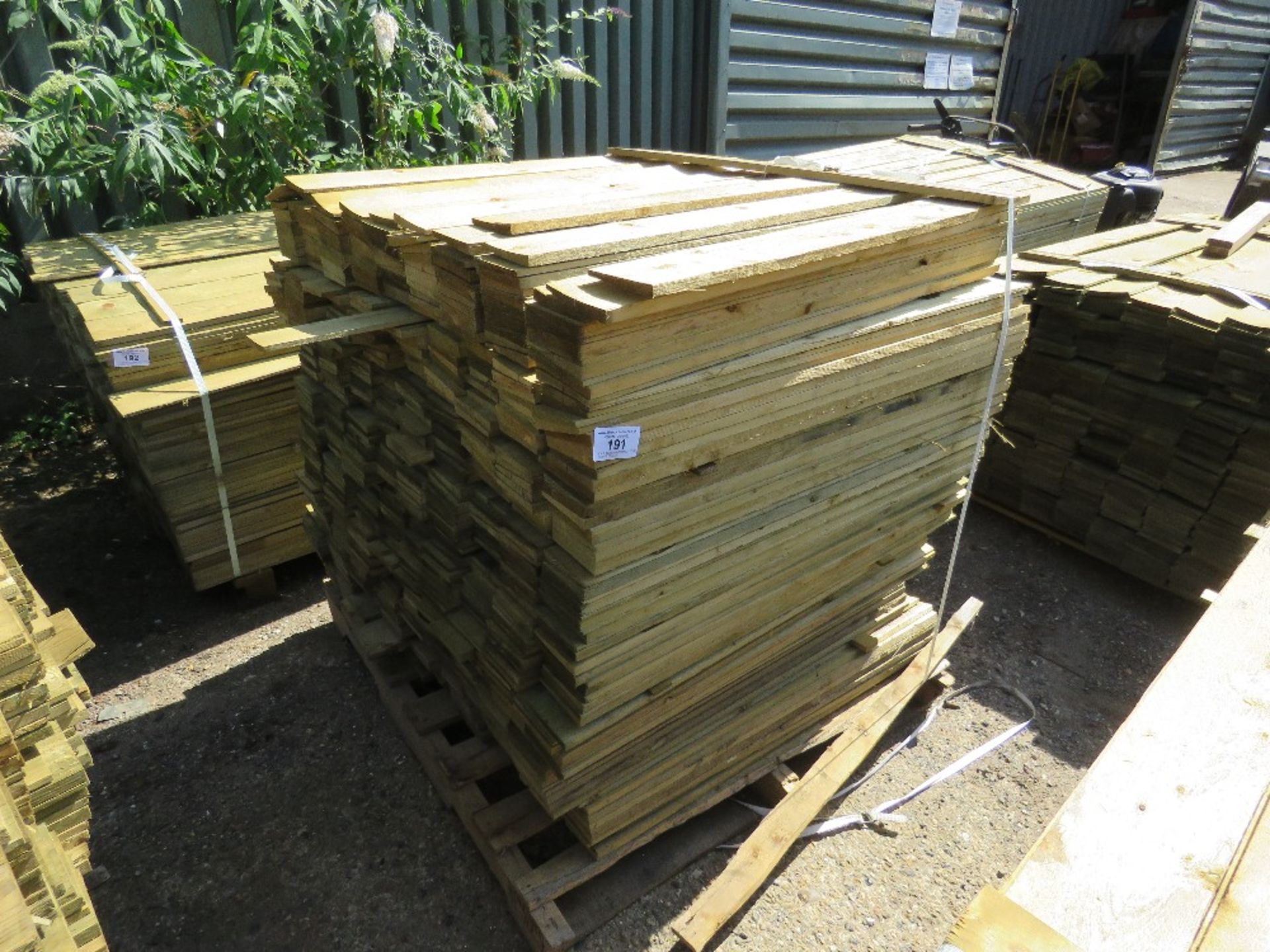 1 X BUNDLE OF FEATHER EDGE TIMBER CLADDING. 0.9M X 10CM SIZE