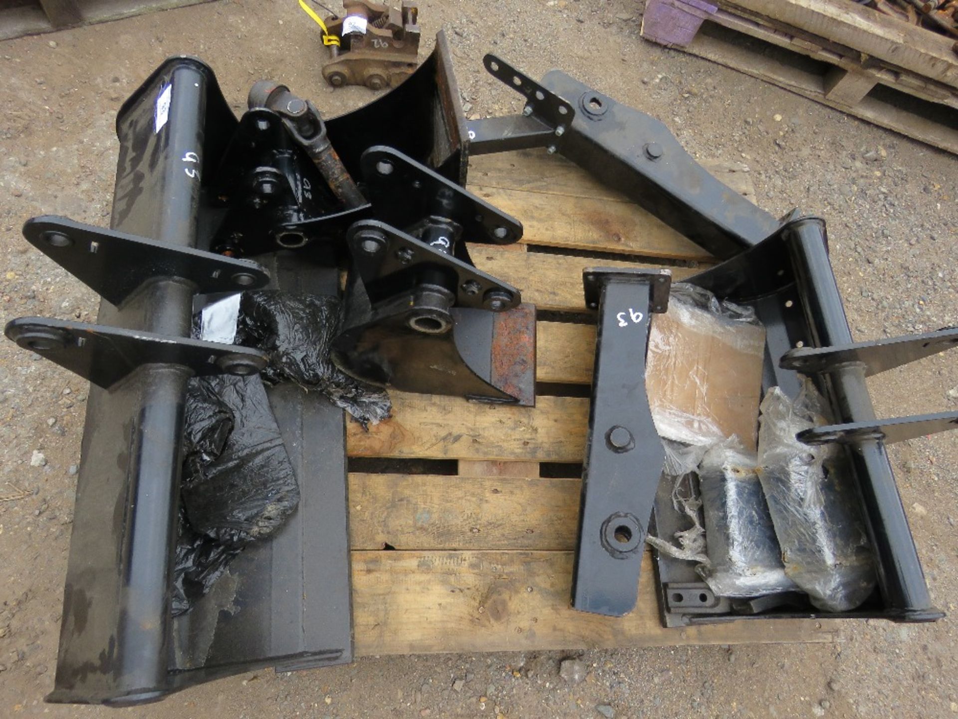 4 X ASSORTED EXCAVATOR BUCKETS PLUS BRACKETS ETC. - Image 2 of 3