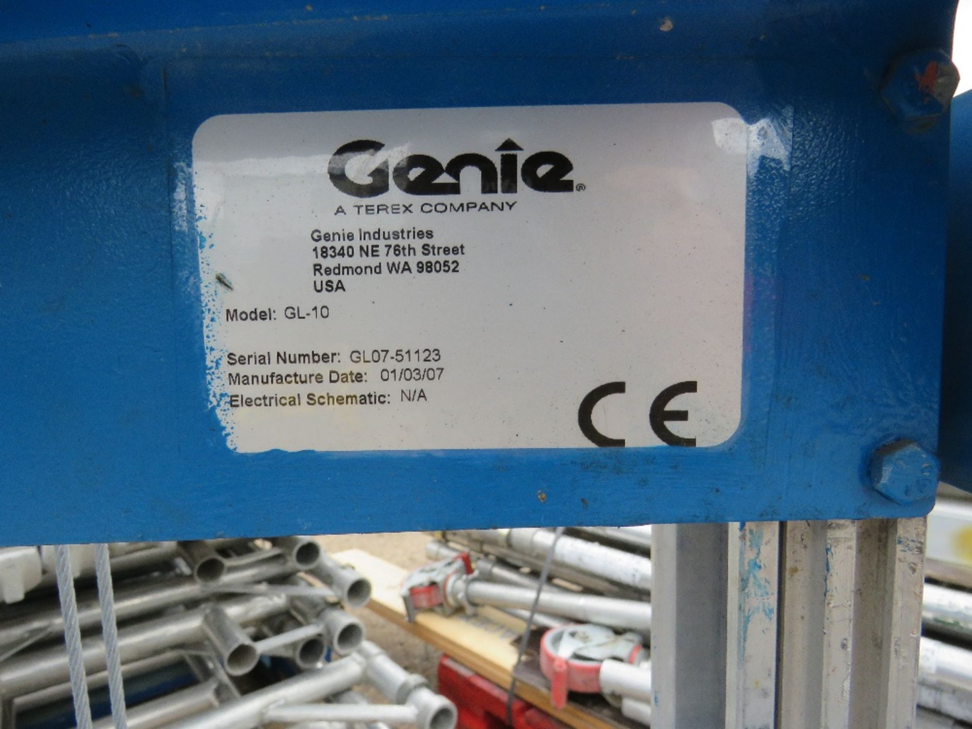 GENIE GL10 MATERIAL LIFT, YEAR 2007. DIRECT FROM LOCAL COMPANY DUE TO DEPOT CLOSURE - Image 3 of 3