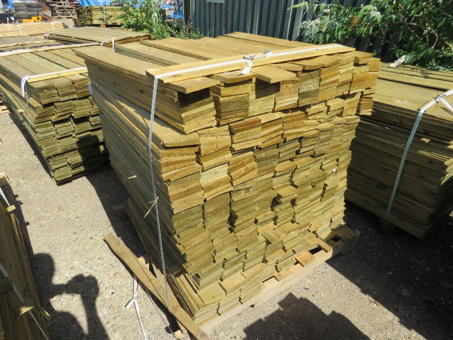 1 X BUNDLE OF FEATHER EDGE TIMBER CLADDING. 0.9M X 10CM SIZE - Image 2 of 2