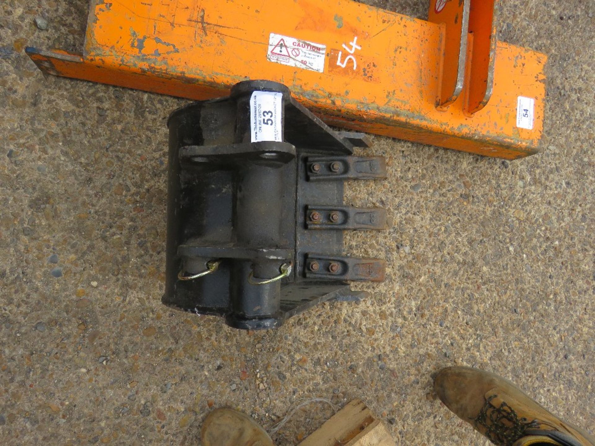 MINI EXCAVATOR BUCKET 12" WIDTH, LITTLE USED. 25MM PINS. DIRECT FROM LOCAL COMPANY DUE TO DEPOT CLOS - Image 2 of 2